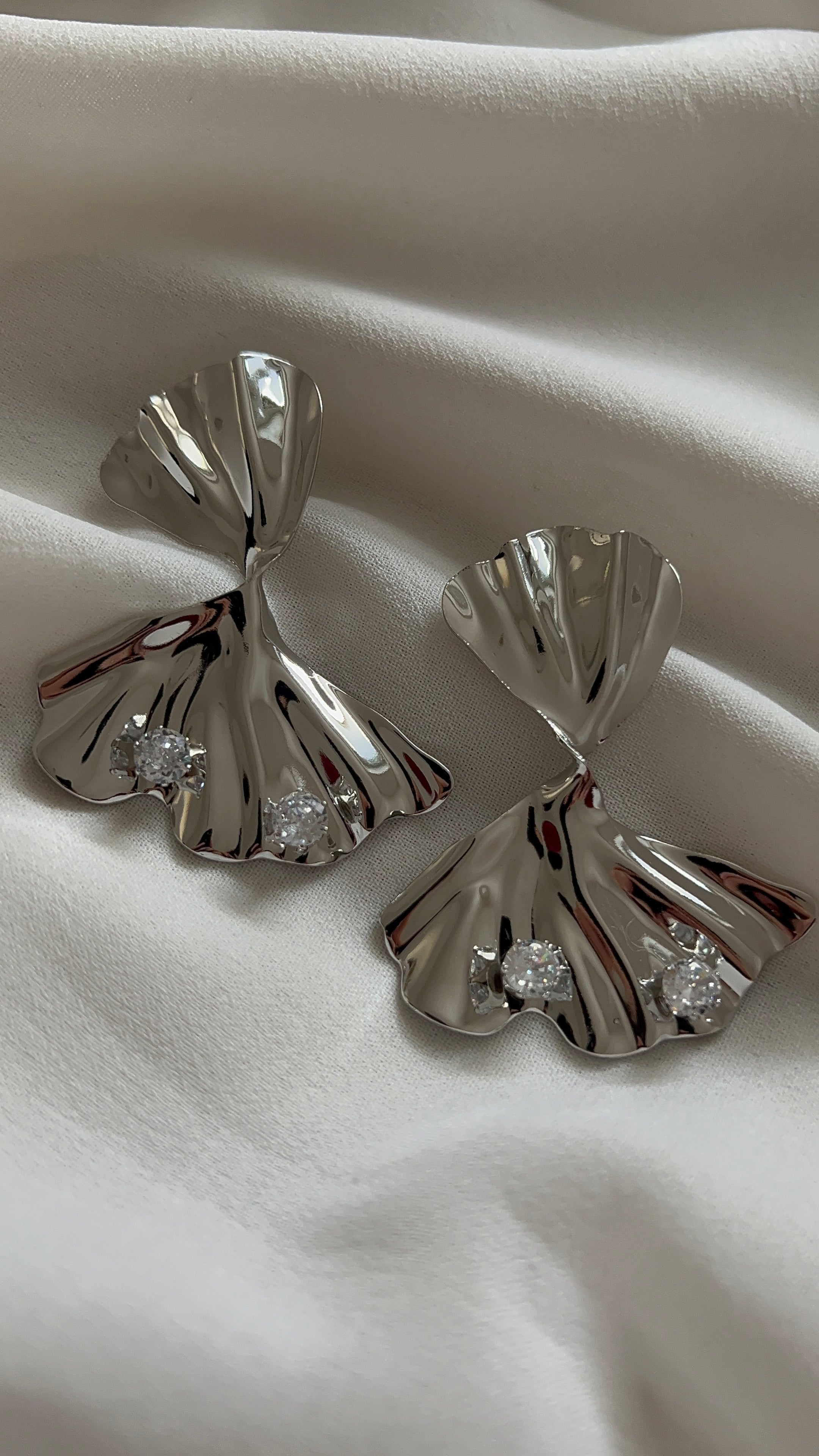 Silberfarbene Fächer Ohrringe mit Zirkonia