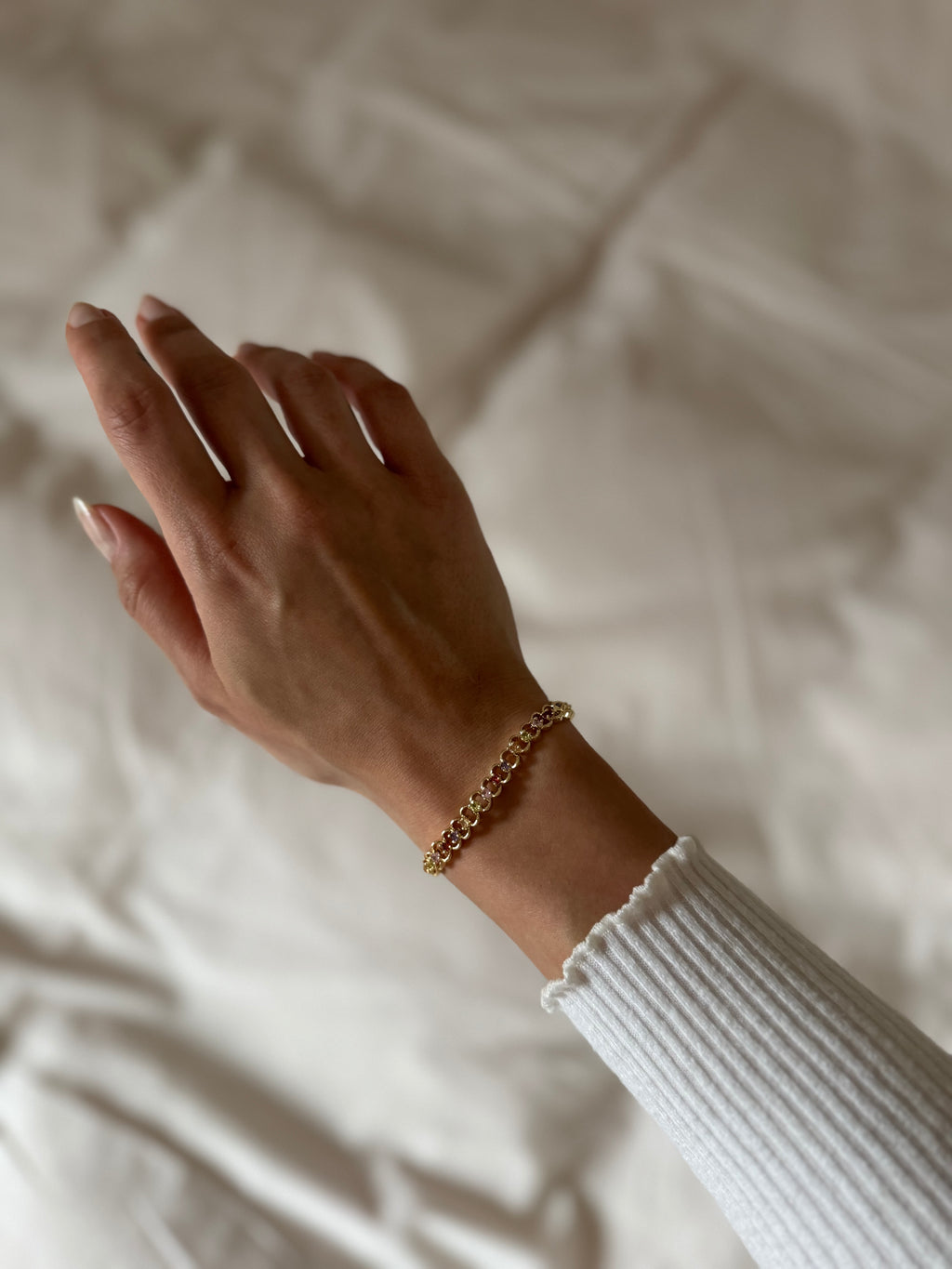 Goldfarbenes Gliederarmband mit bunten Zirkonia