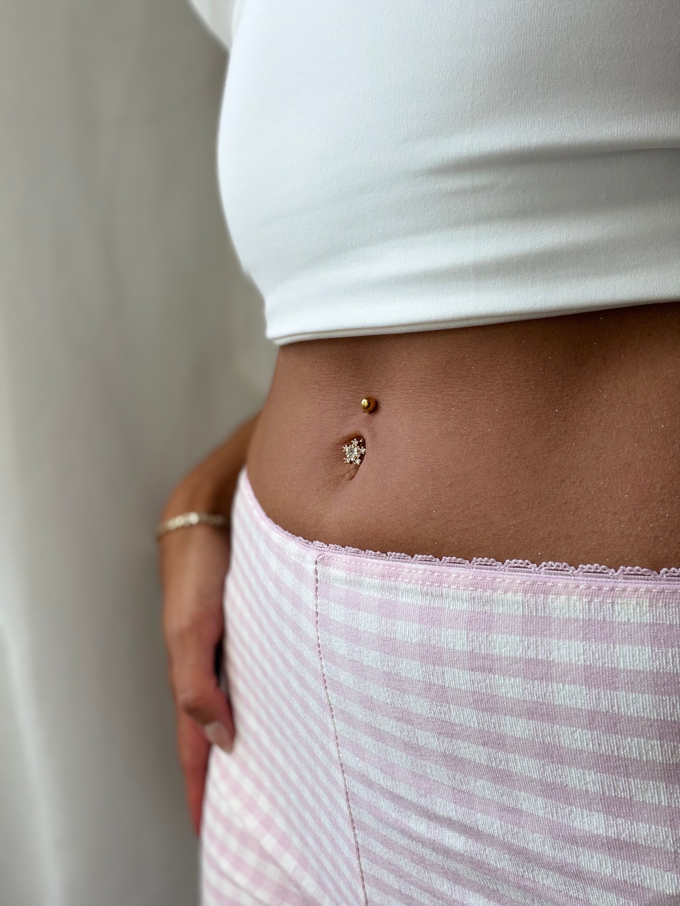 Funkelndes Schneeflocken-Bauchnabelpiercing