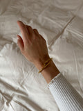 Goldfarbener Armreif im modernen Design