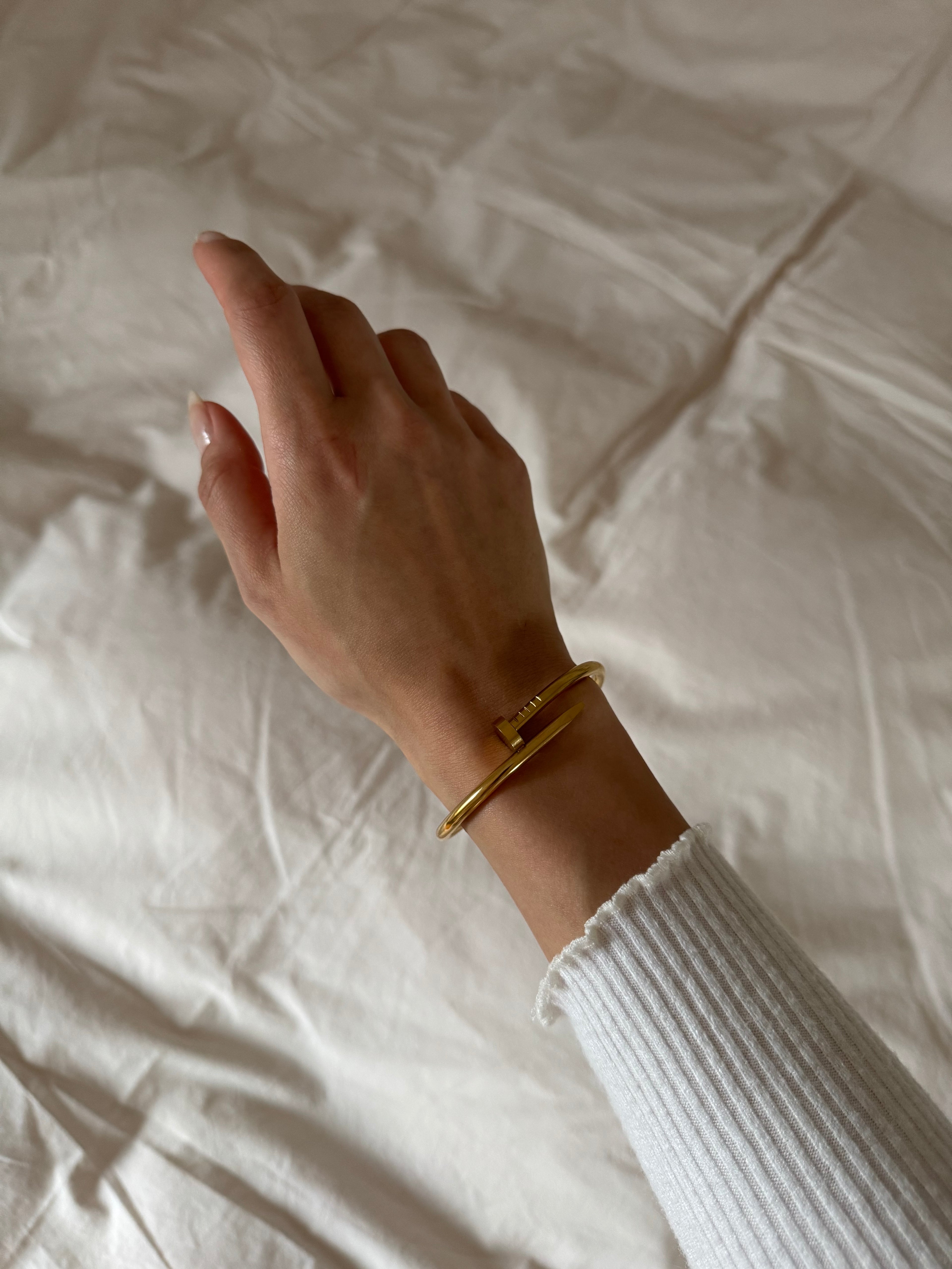 Goldfarbener Armreif im modernen Design