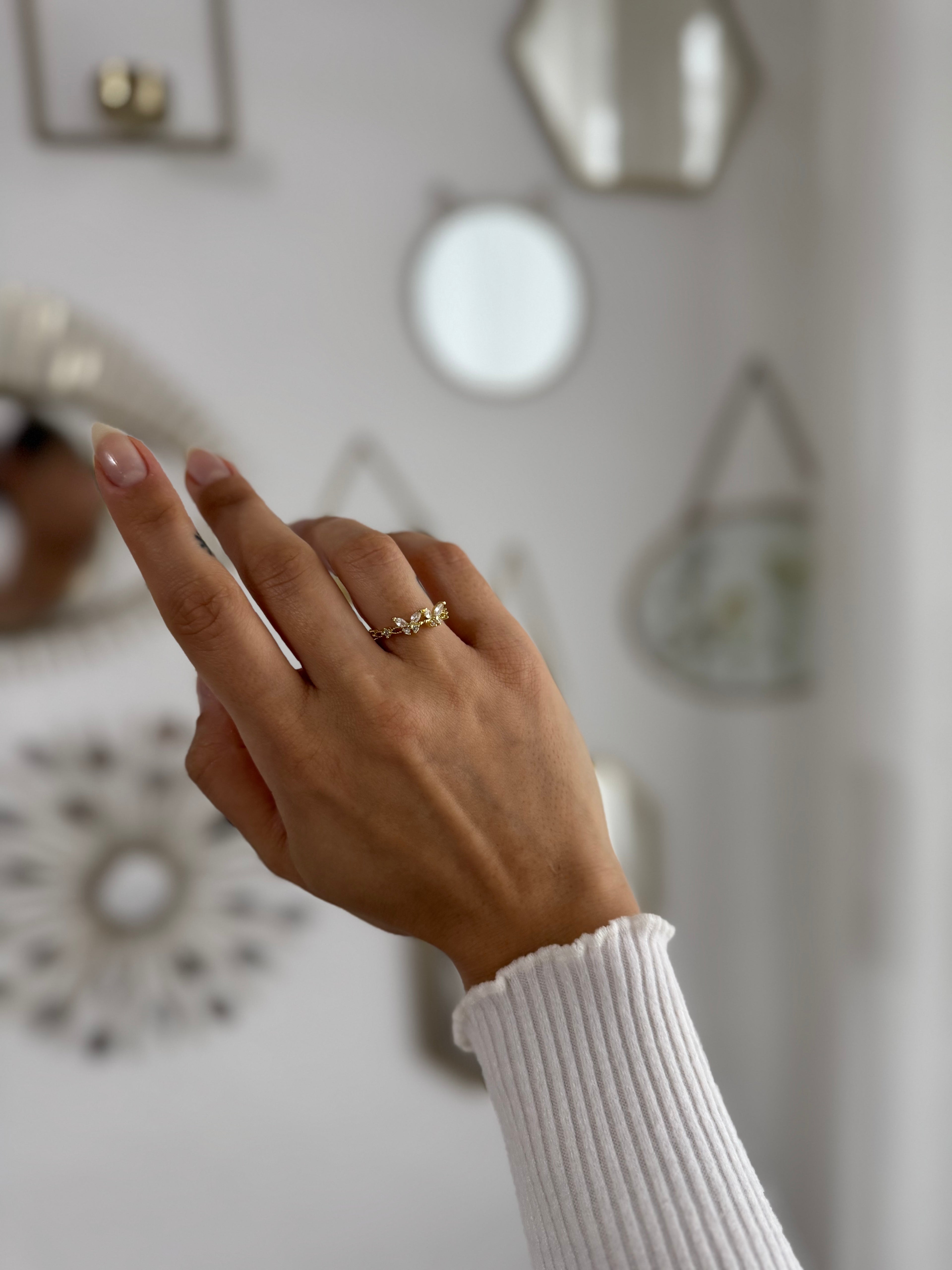 Goldring mit funkelnden Schmetterlingen