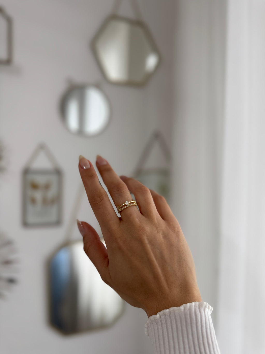Goldfarbener Ring mit Kleeblatt Details
