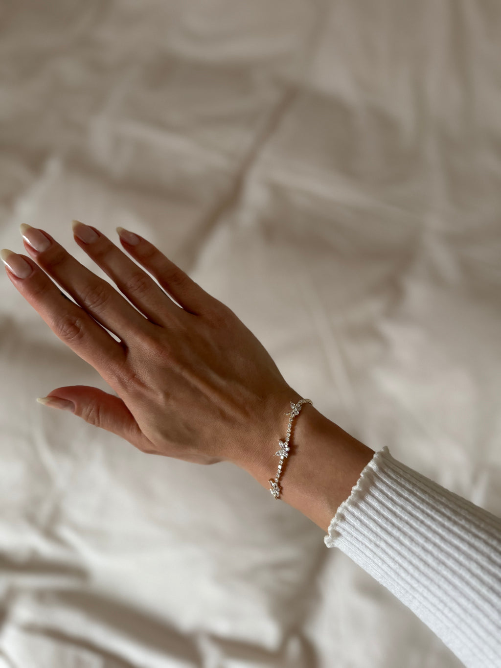 Goldfarbenes Schmetterlingsarmband mit Zirkonia