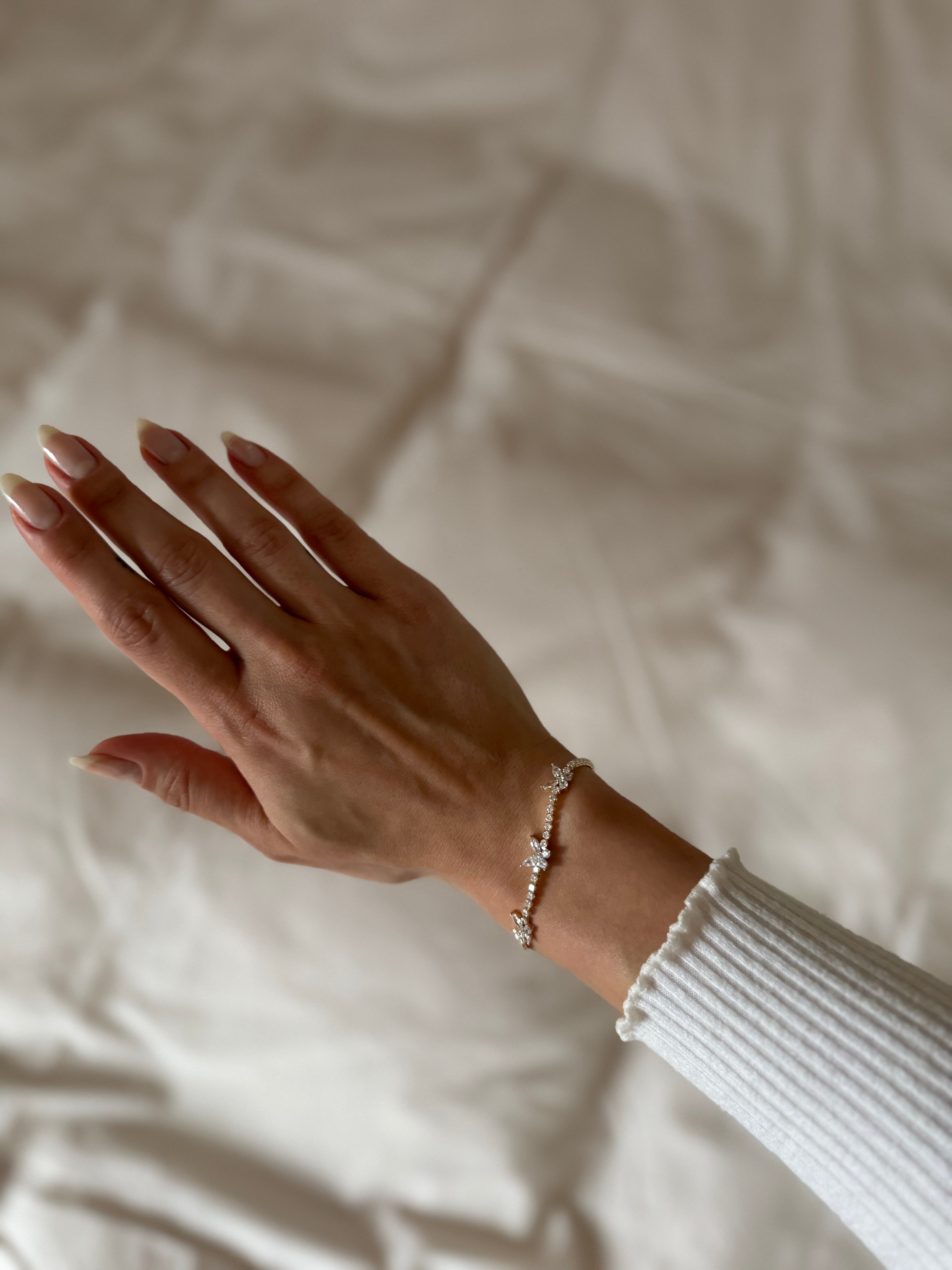 Goldfarbenes Schmetterlingsarmband mit Zirkonia