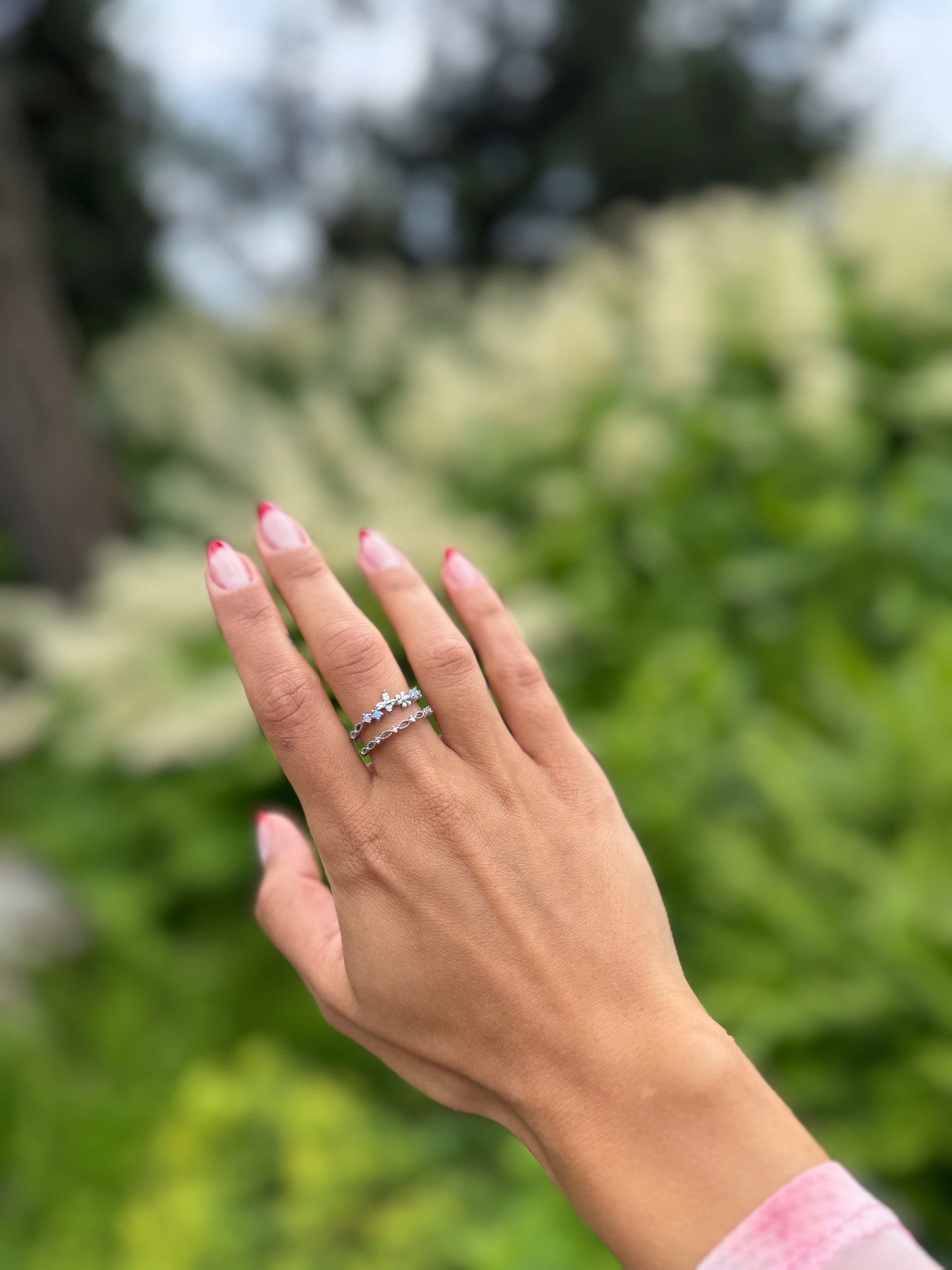 Floraler Schmetterlingsring mit Blütendetails