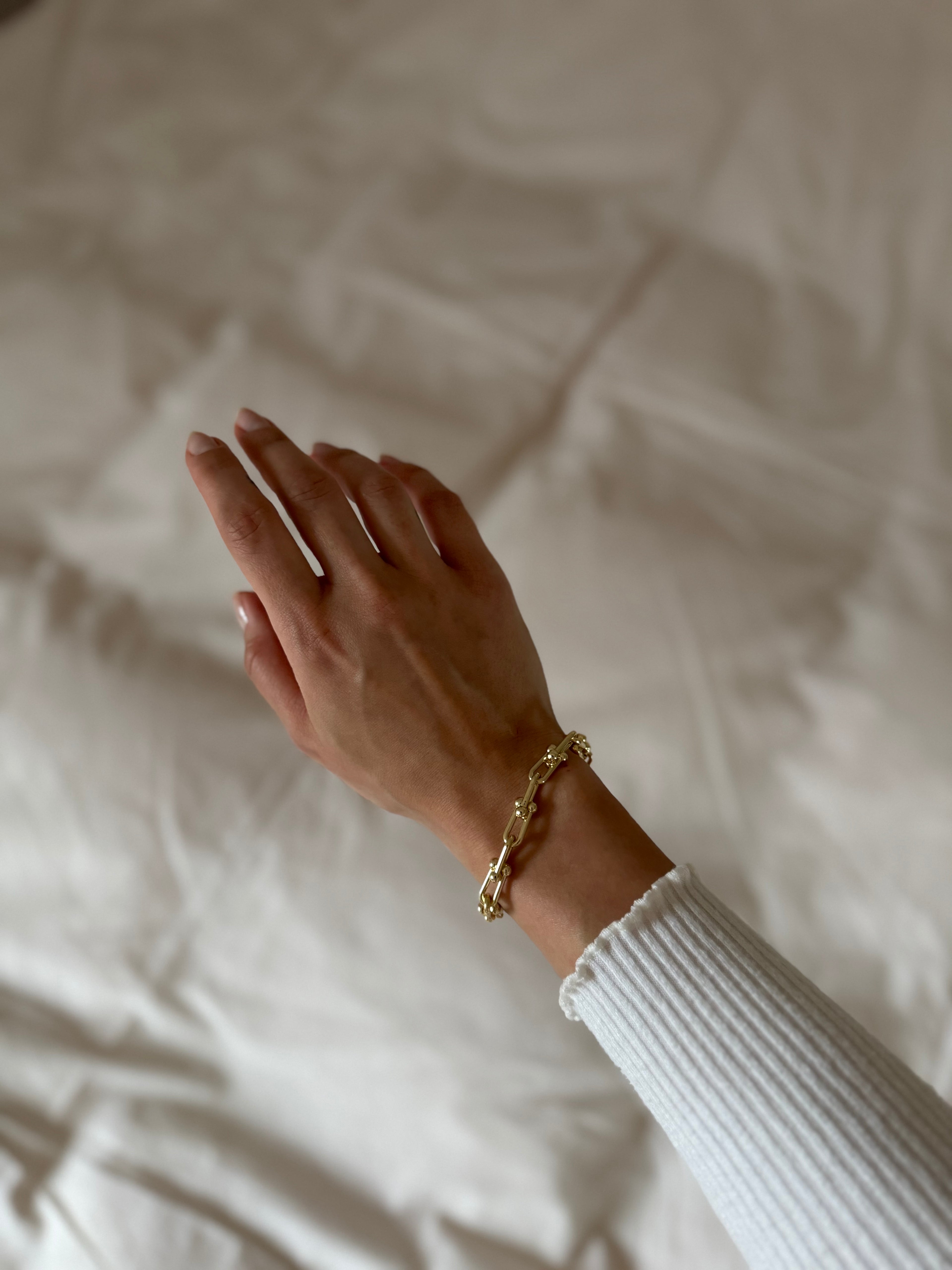 Goldfarbenes Gliederarmband mit Kugeldetails