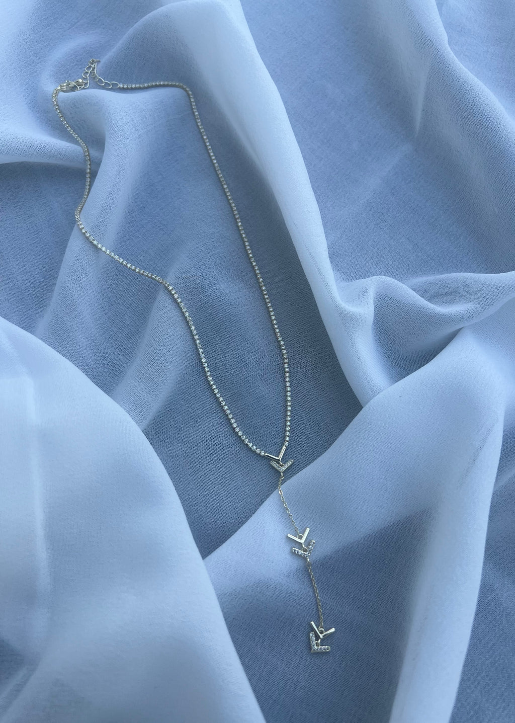 Goldfarbene Y-Kette mit filigranen Anhängern
