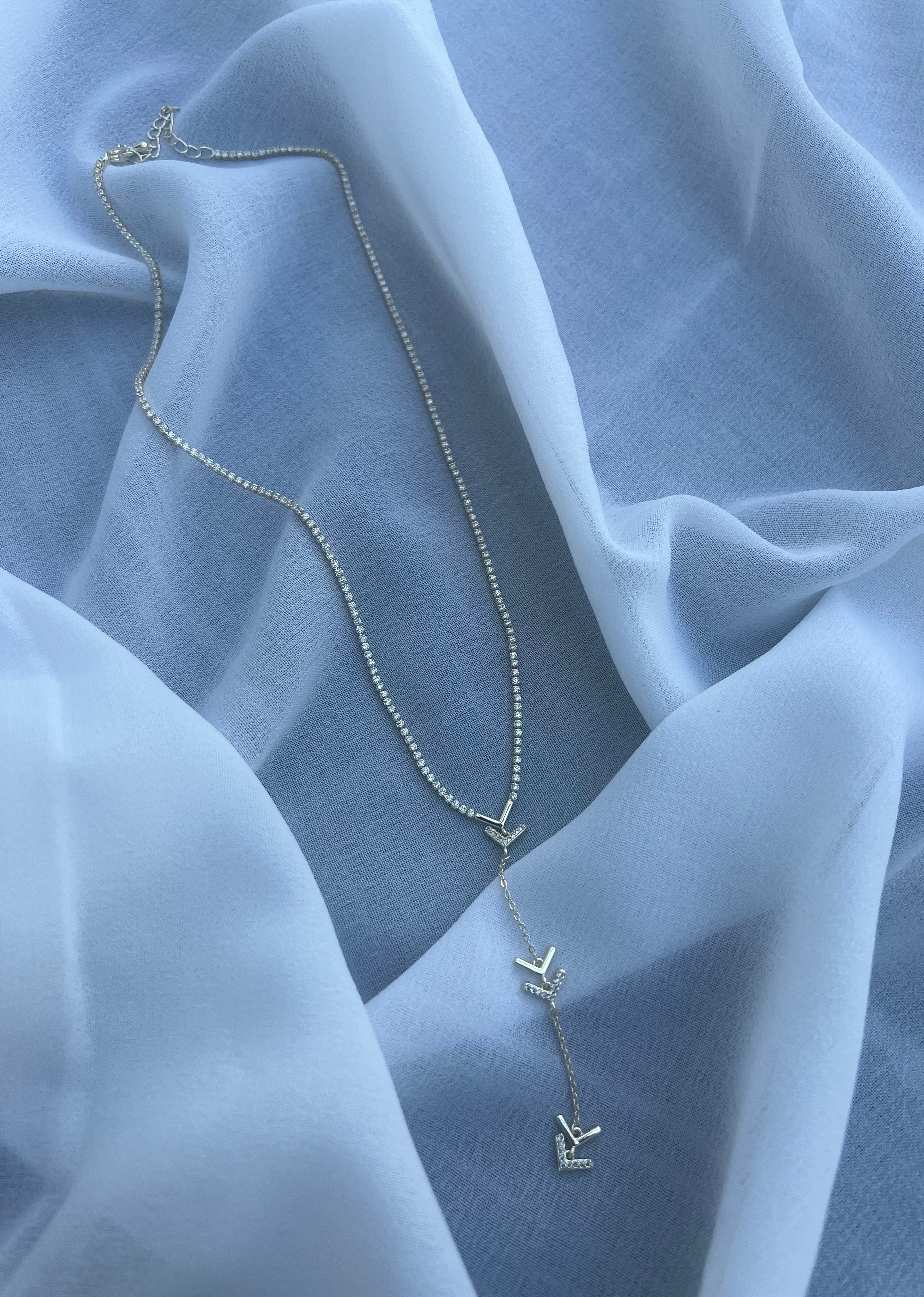 Goldfarbene Y-Kette mit filigranen Anhängern