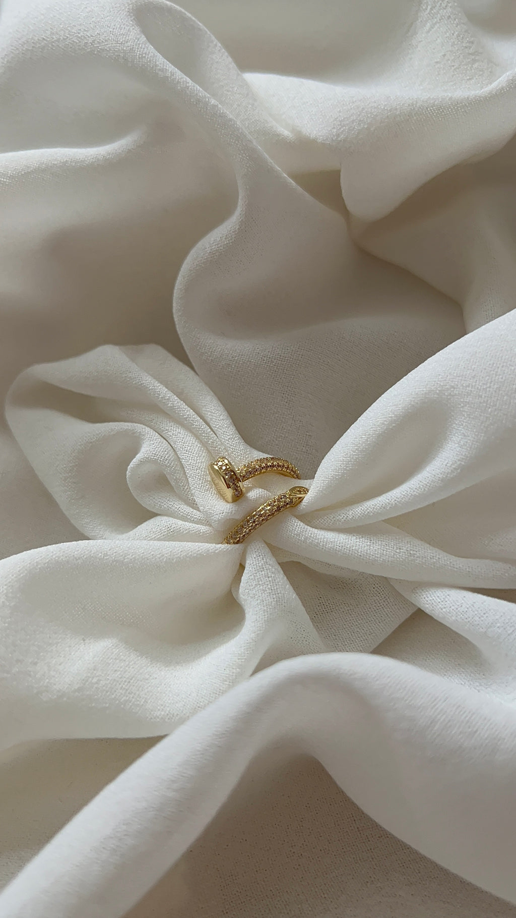 Goldfarbene offene Ringform mit Zirkonia