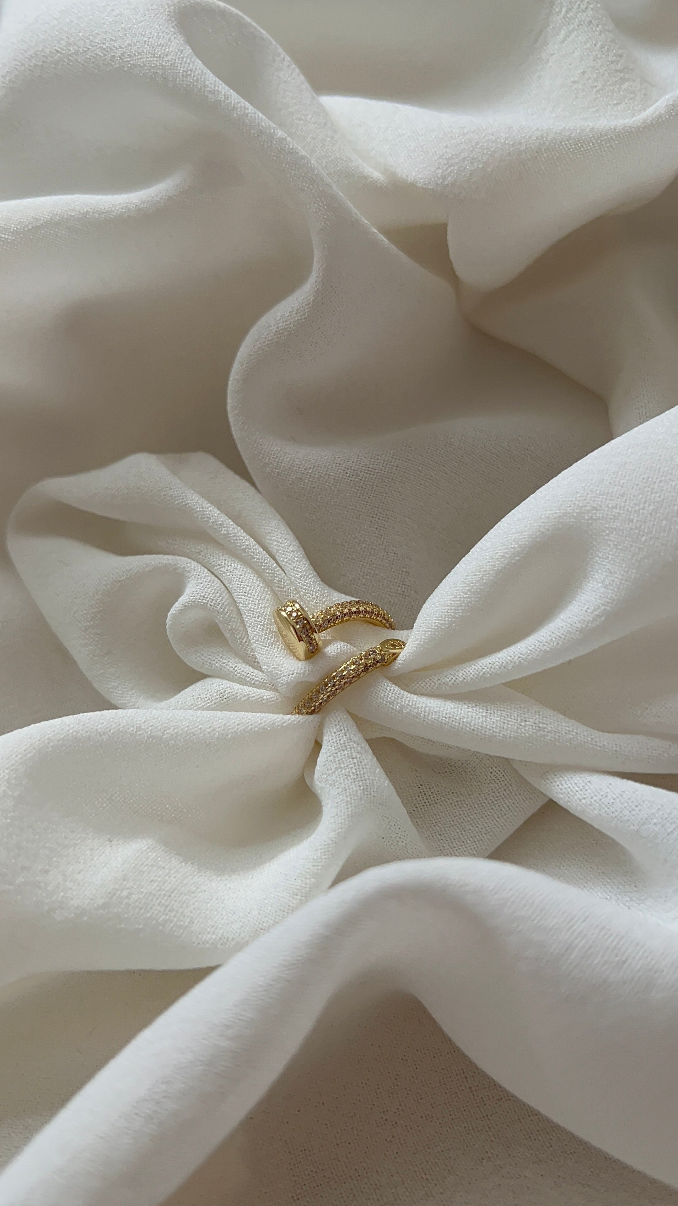 Goldfarbene offene Ringform mit Zirkonia