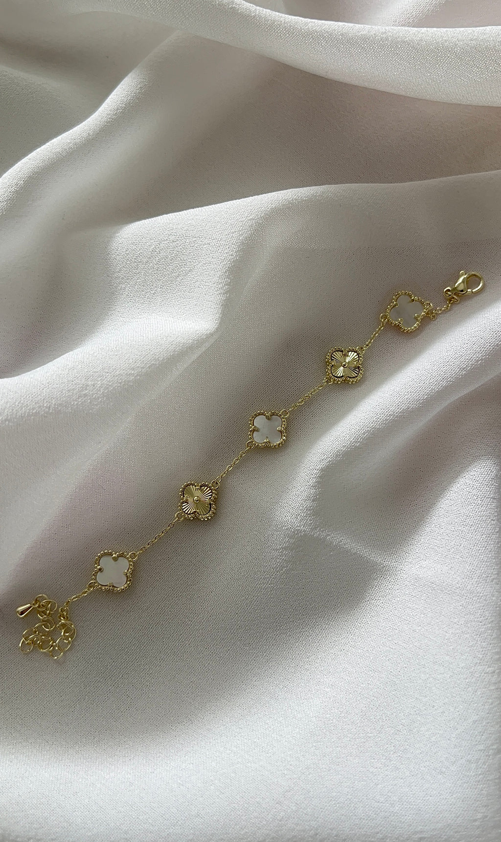 Gold-weißes Kleeblatt Armband mit filigranen Details