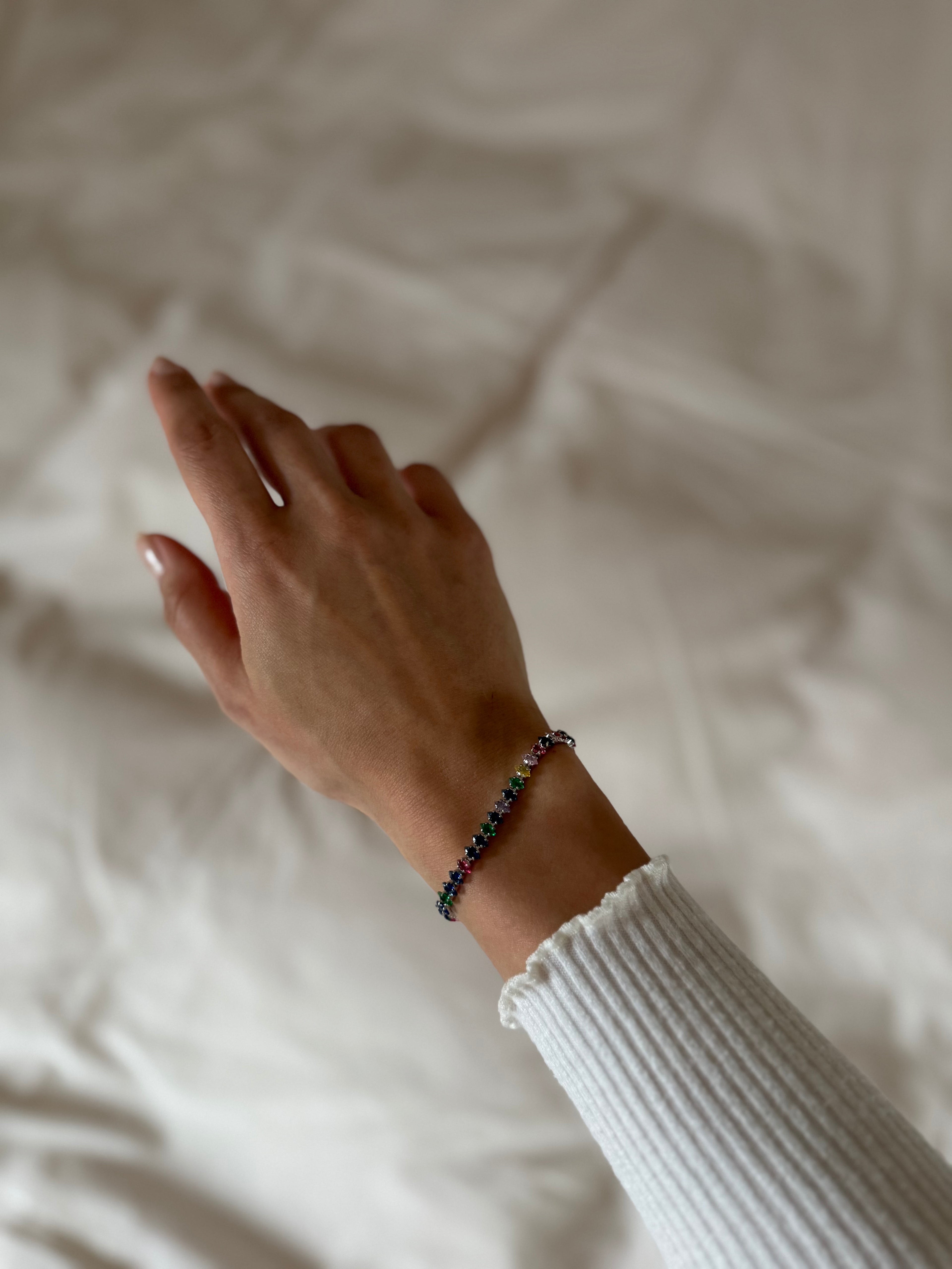 Silberfarbenes Armband mit bunten Zirkonia