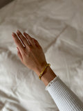 Goldfarbener Armreif mit Zirkonia Details