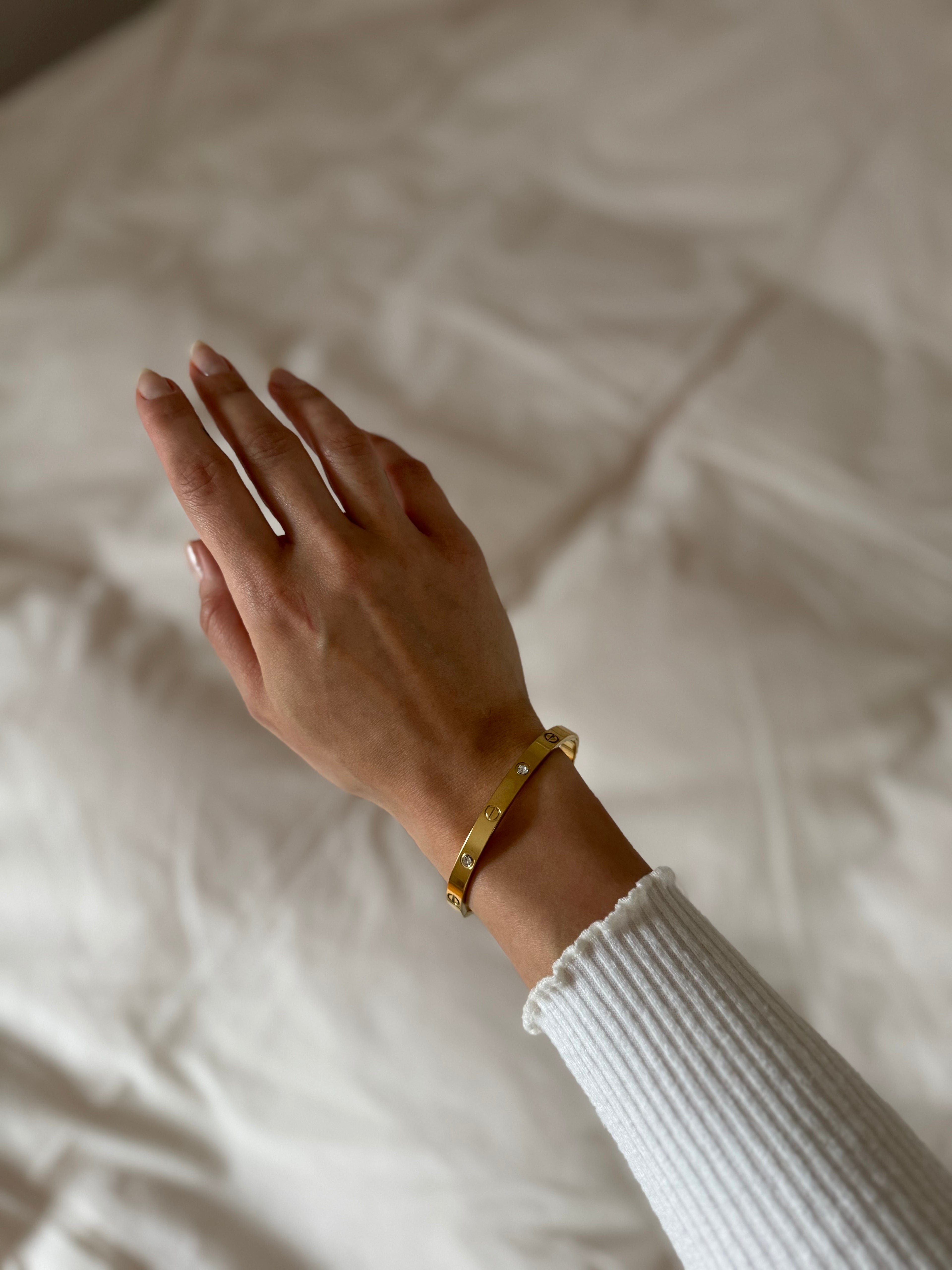 Goldfarbener Armreif mit Zirkonia Details