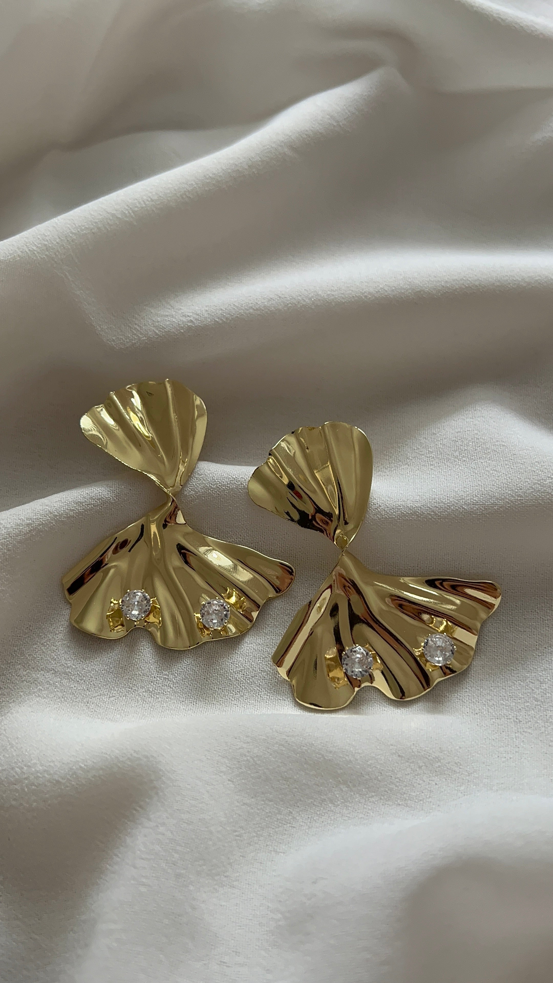 Goldfarbene Fächer Ohrringe mit Zirkonia