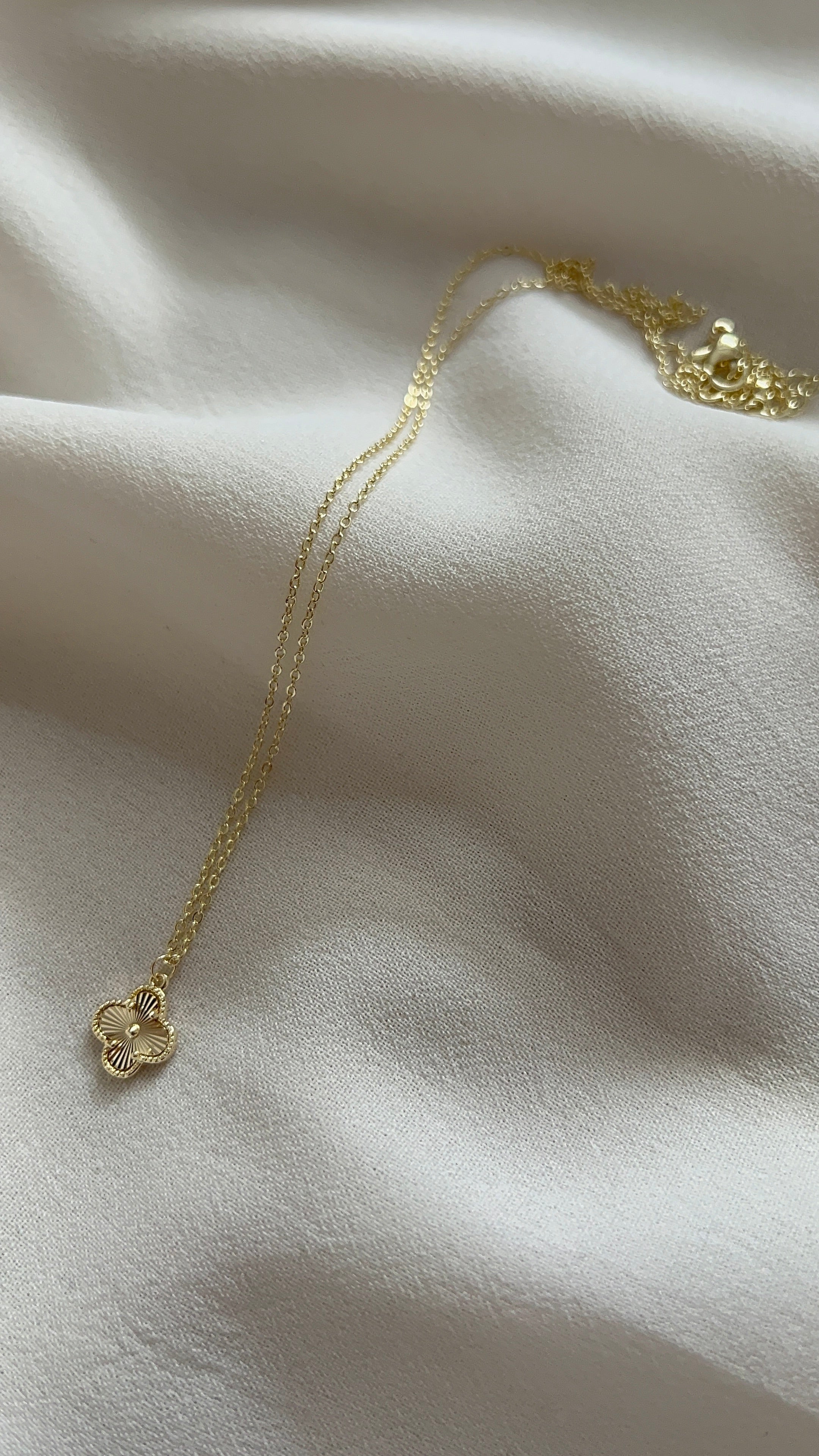 Goldfarbene Kette mit Kleeblatt-Anhänger