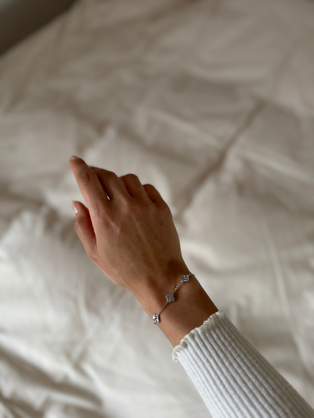 Silberfarbenes Kleeblatt Armband mit filigranen Details