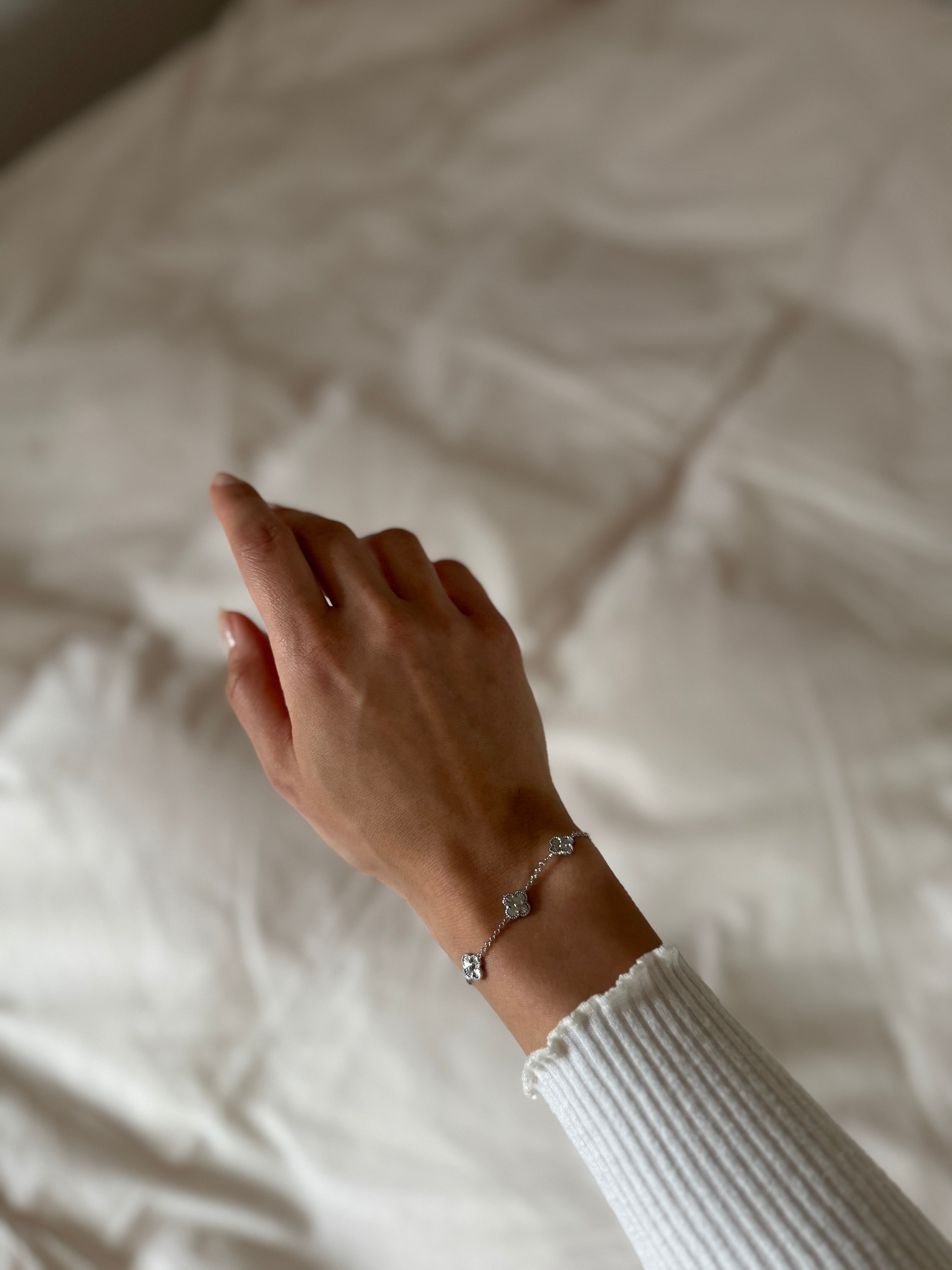 Silberfarbenes Kleeblatt Armband mit filigranen Details