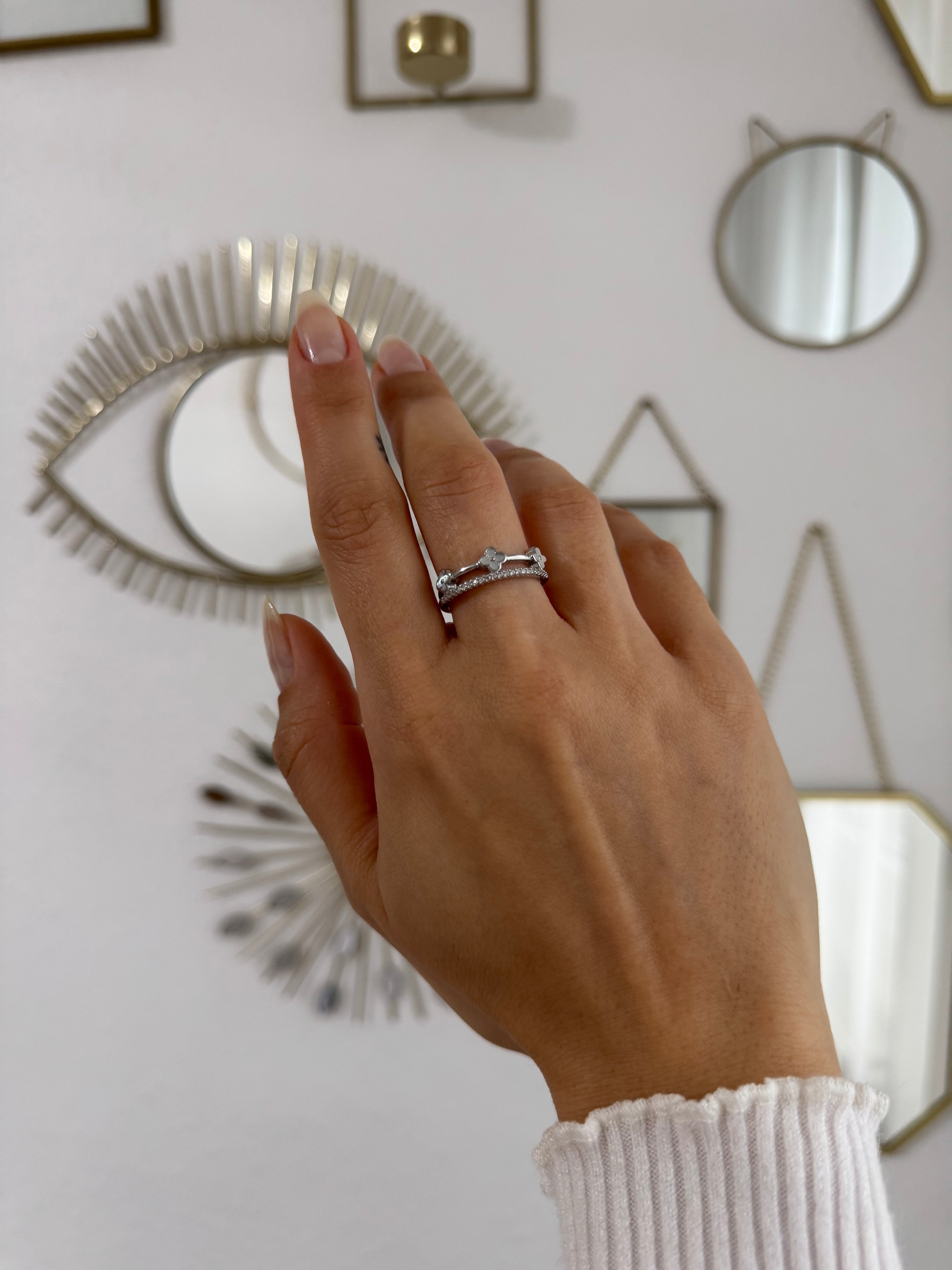 Silberfarbener Ring mit Kleeblatt Details