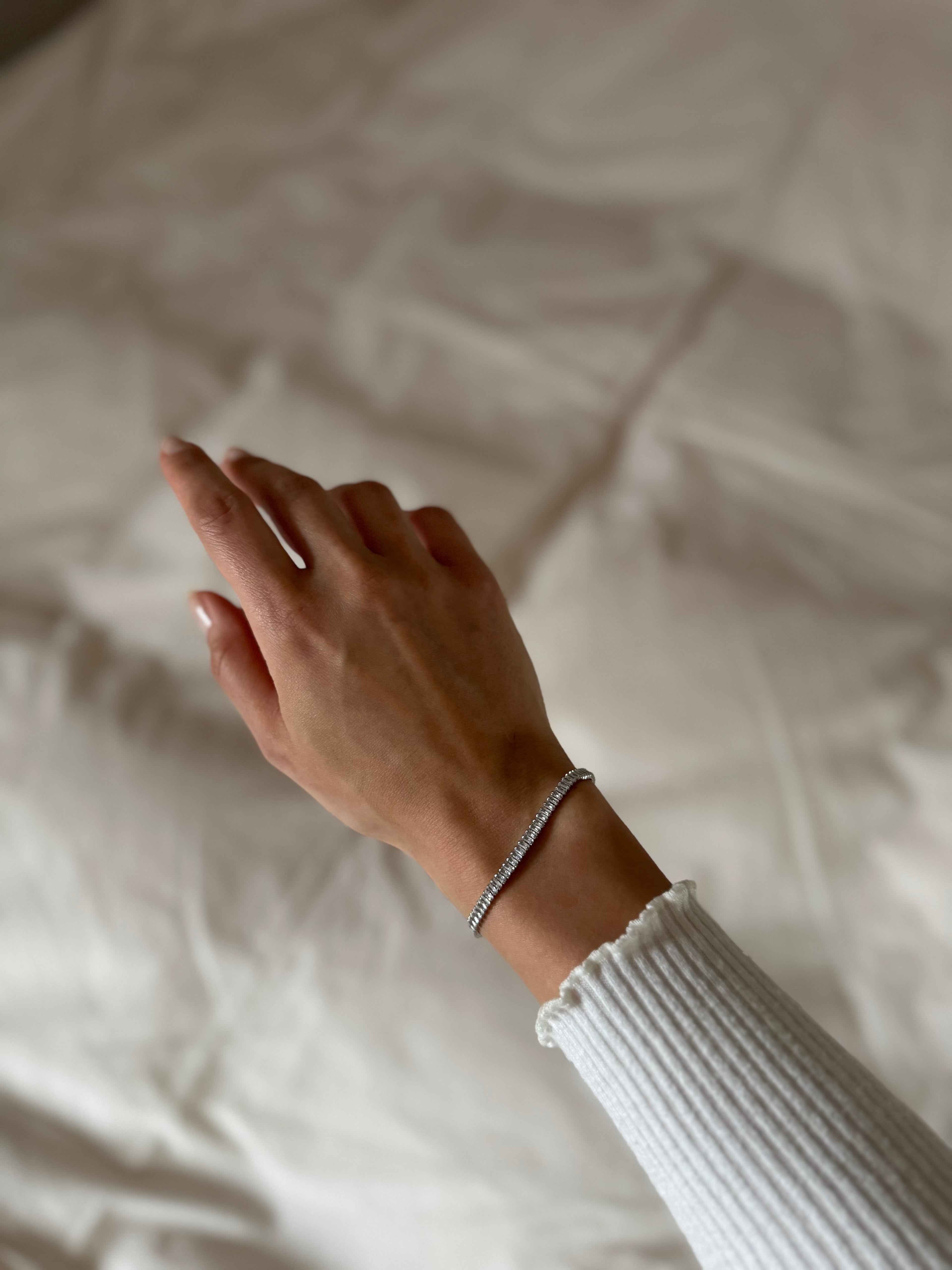 Silberfarbenes Armband mit klaren länglichen Zirkonia