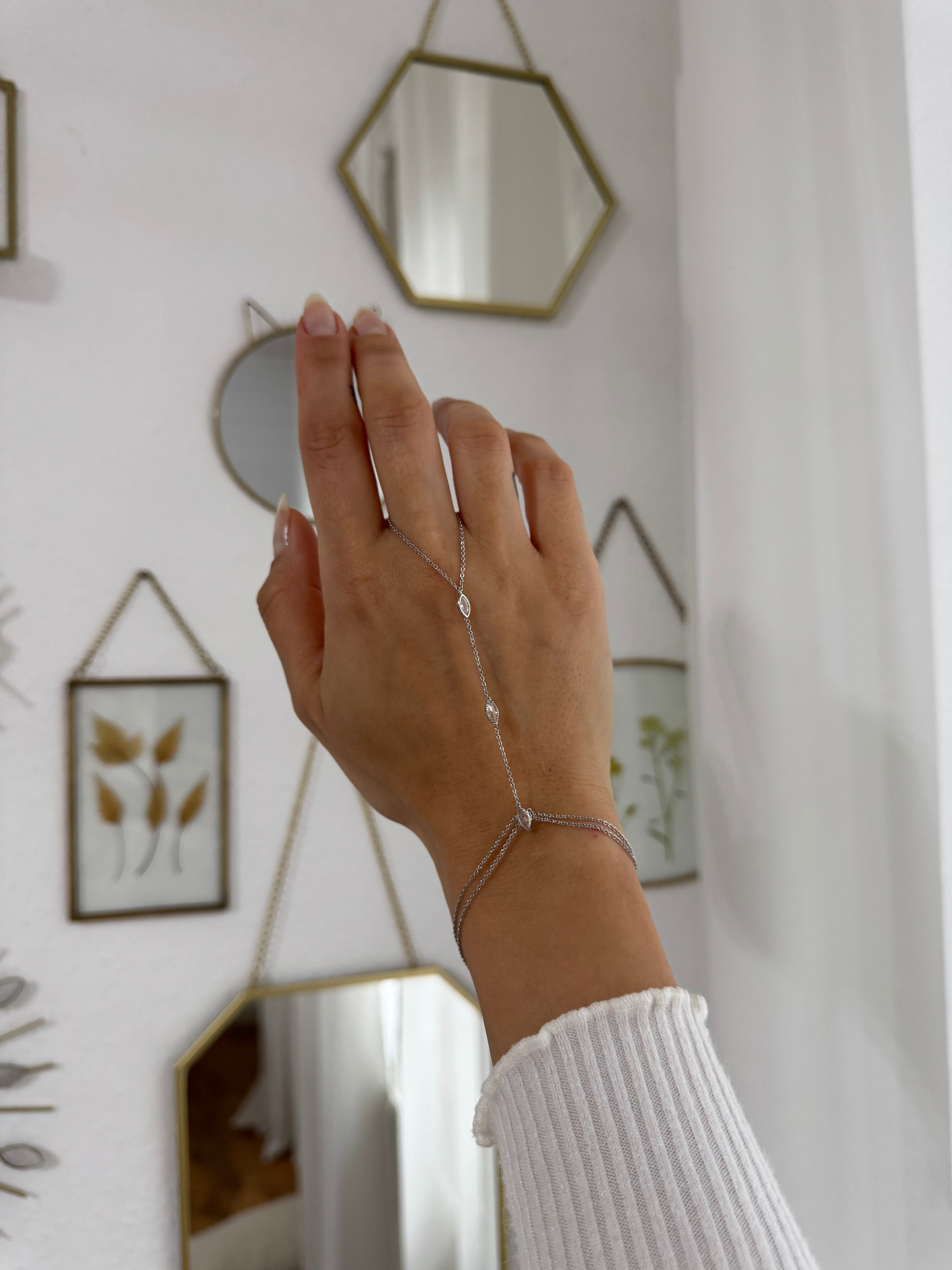 Silberfarbene Handkette mit feiner Gliederkette und Ringdetail