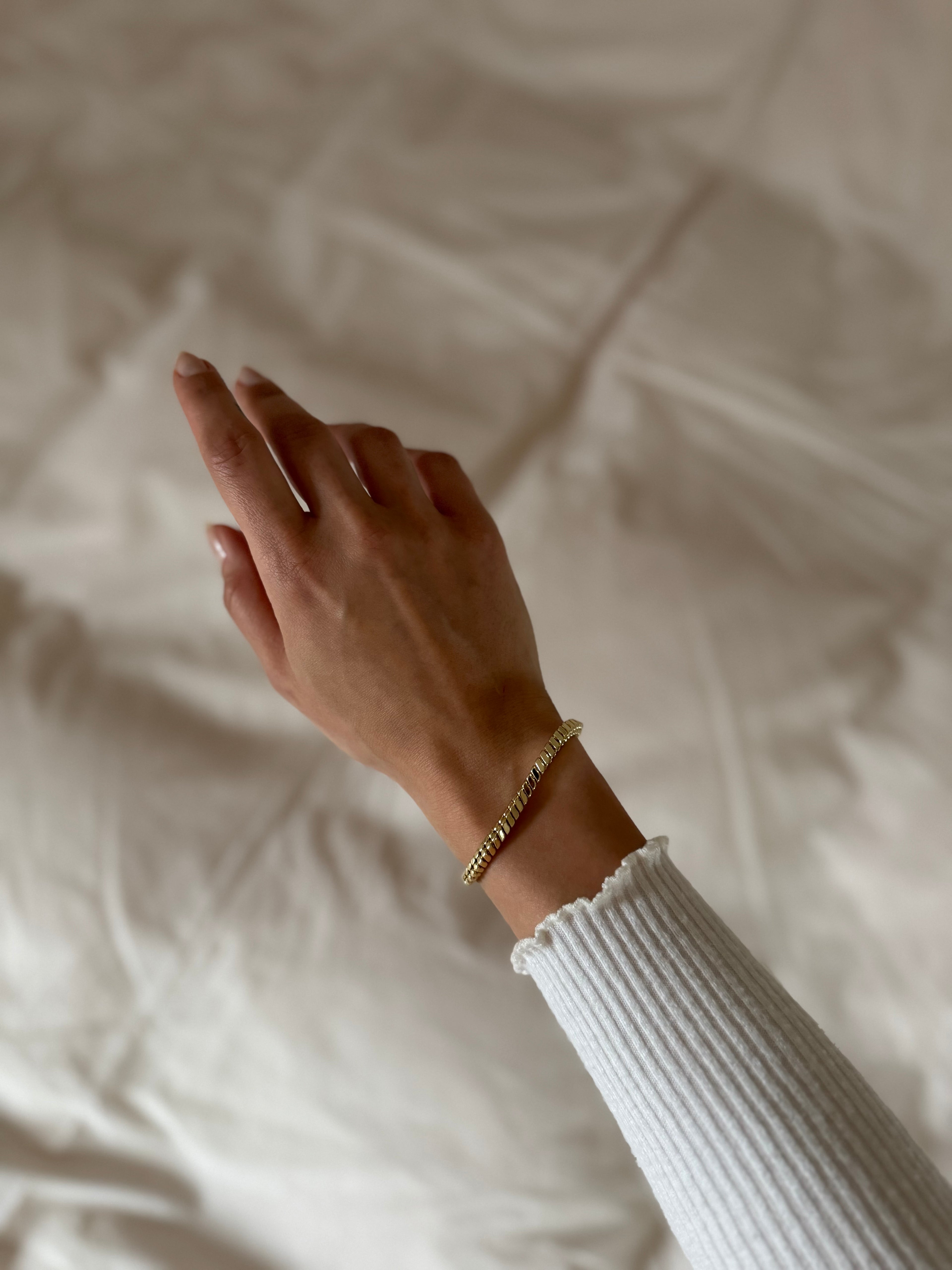 Goldfarbenes Gliederarmband mit breitem Design