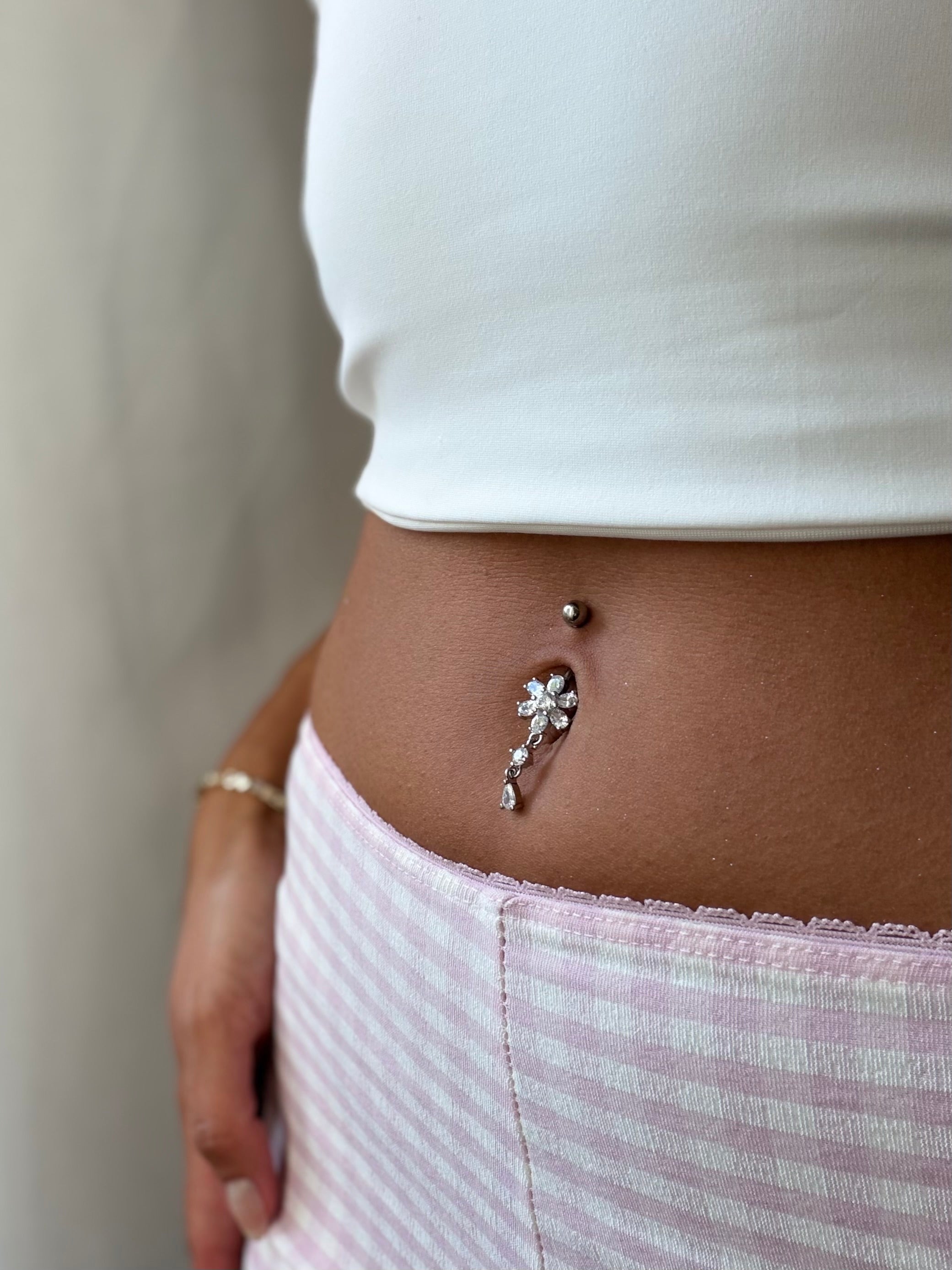 Kristallblüten-Bauchnabelpiercing mit Tropfenanhänger