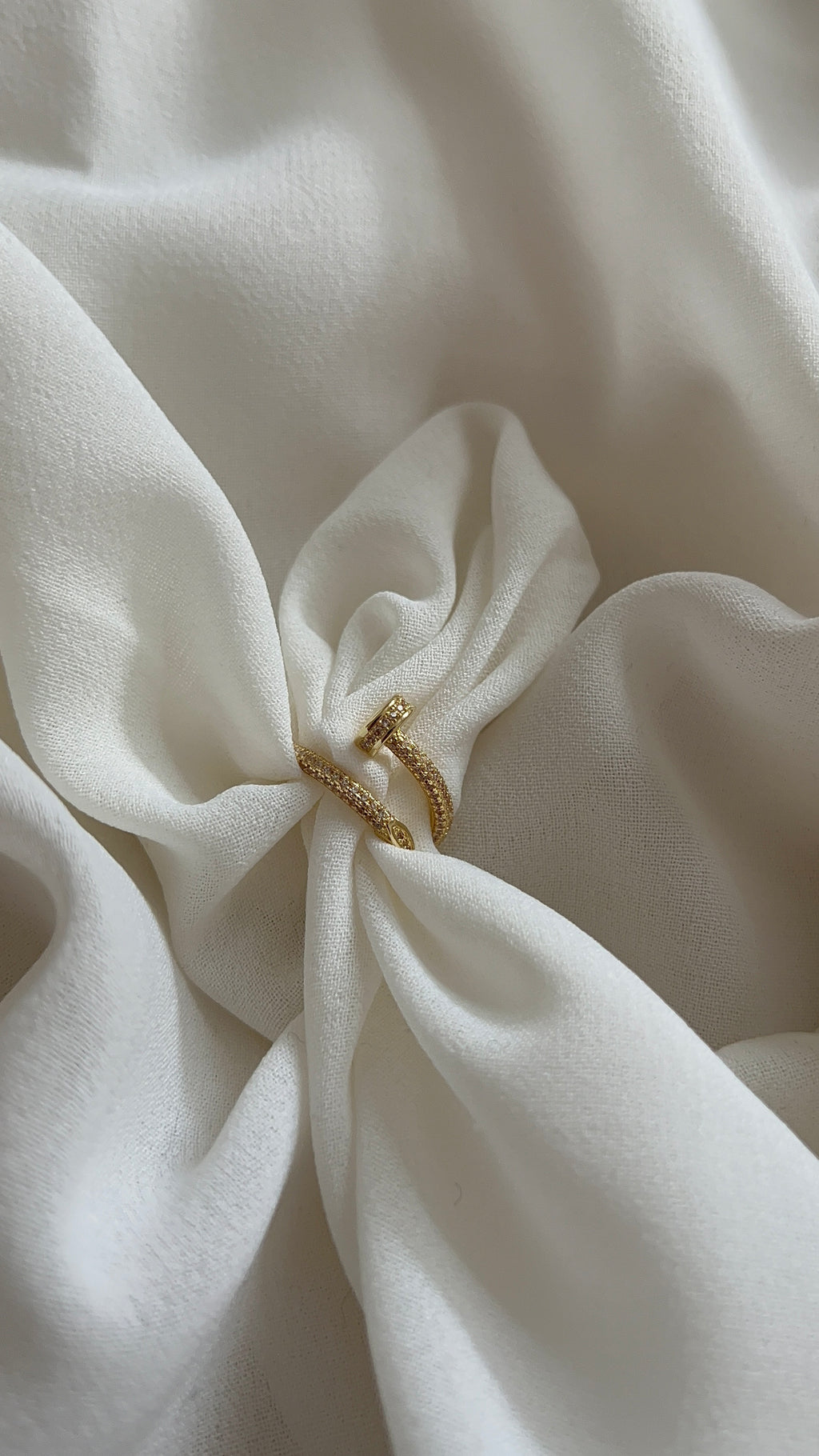 Goldfarbene offene Ringform mit Zirkonia