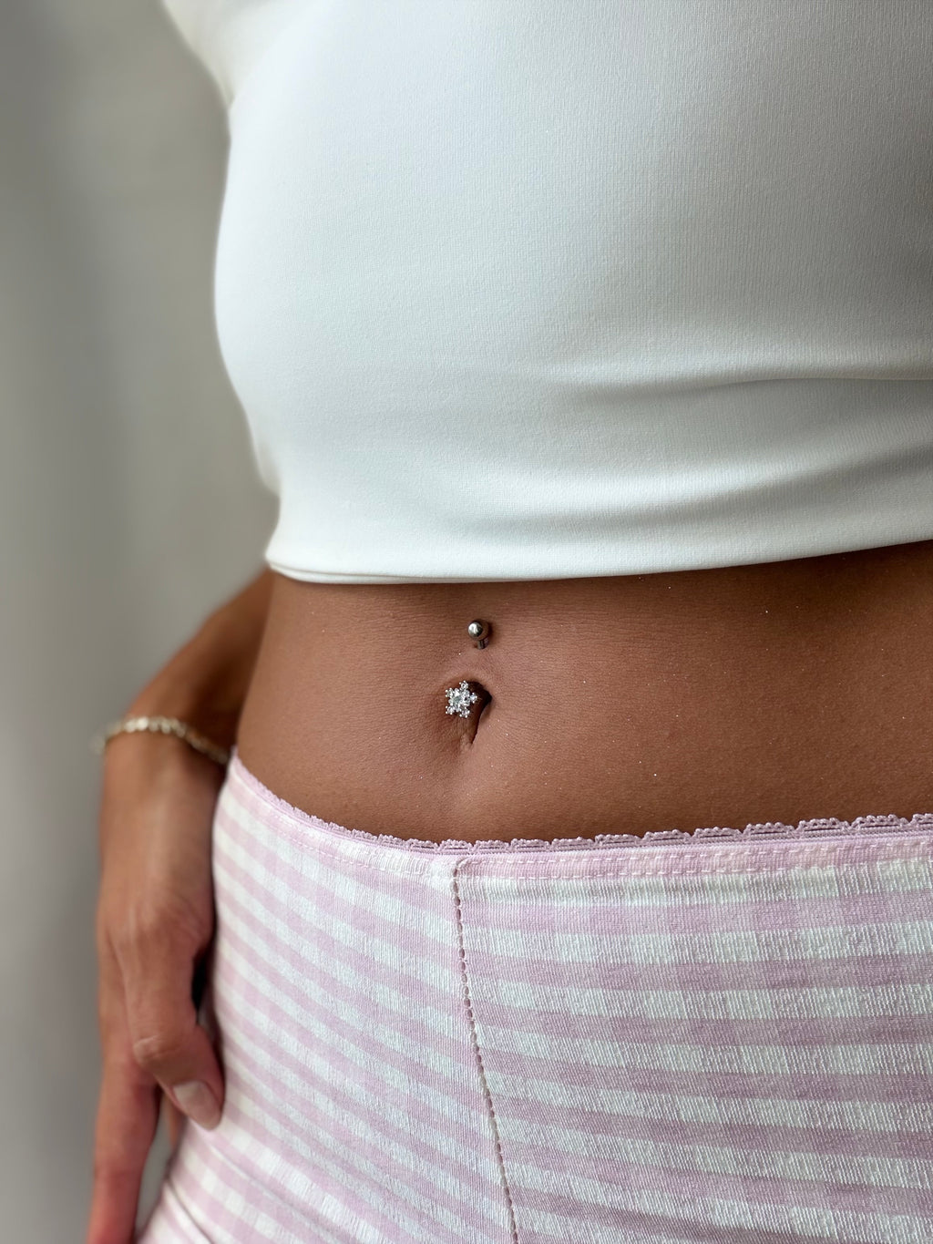 Funkelndes Schneeflocken-Bauchnabelpiercing