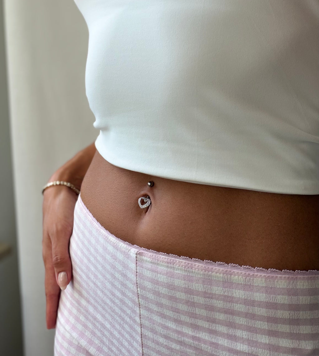 Bauchnabelpiercing mit offenem Kristallherz