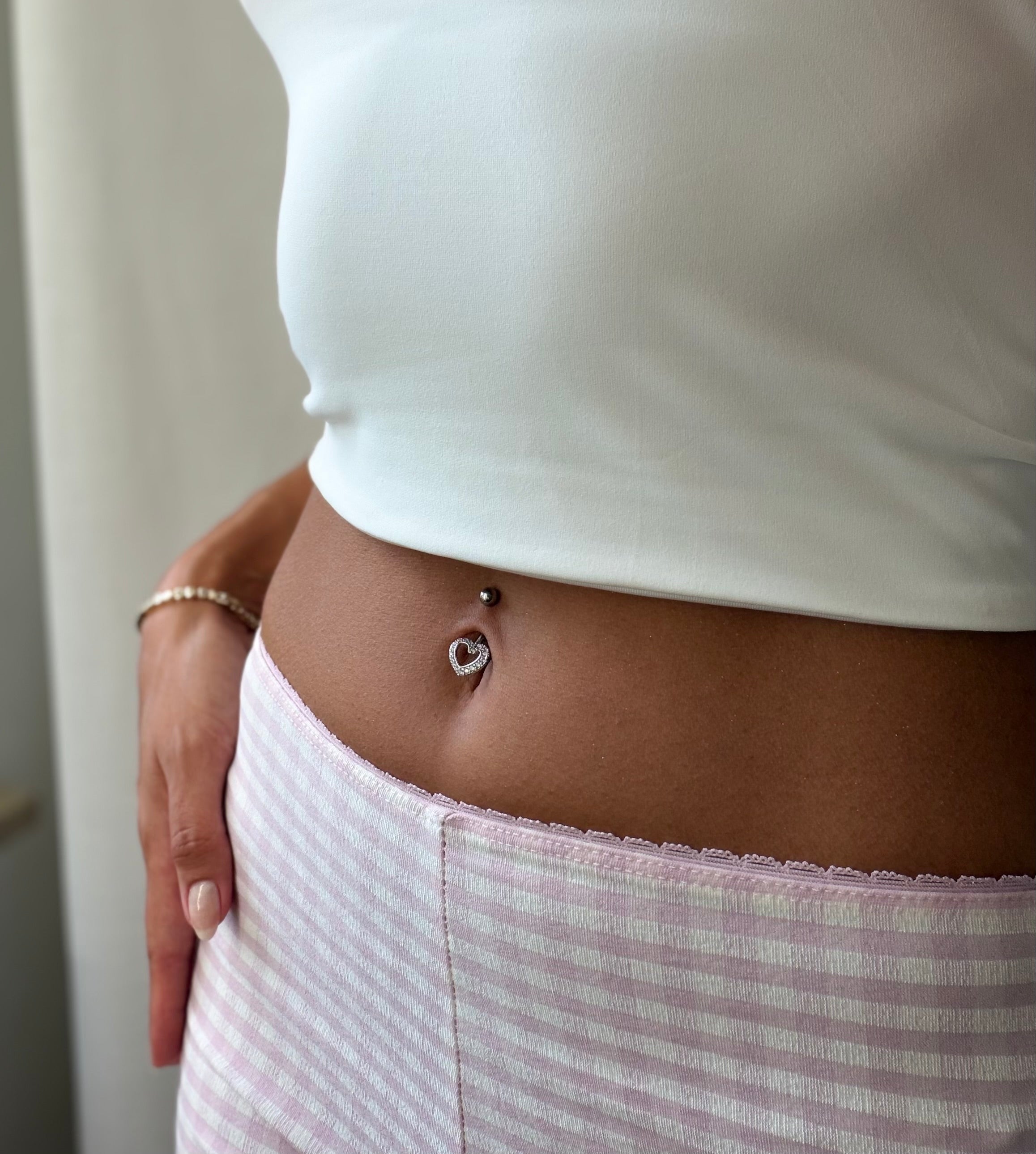 Bauchnabelpiercing mit offenem Kristallherz