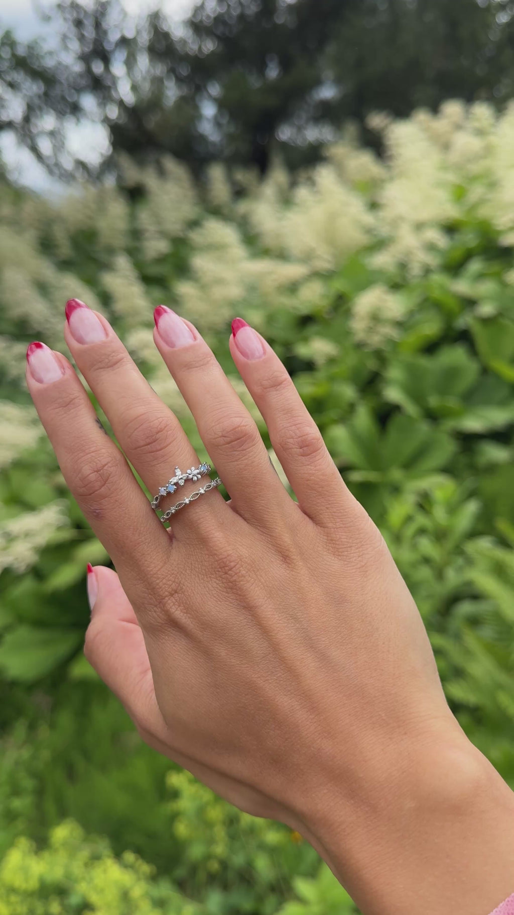Floraler Schmetterlingsring mit Blütendetails