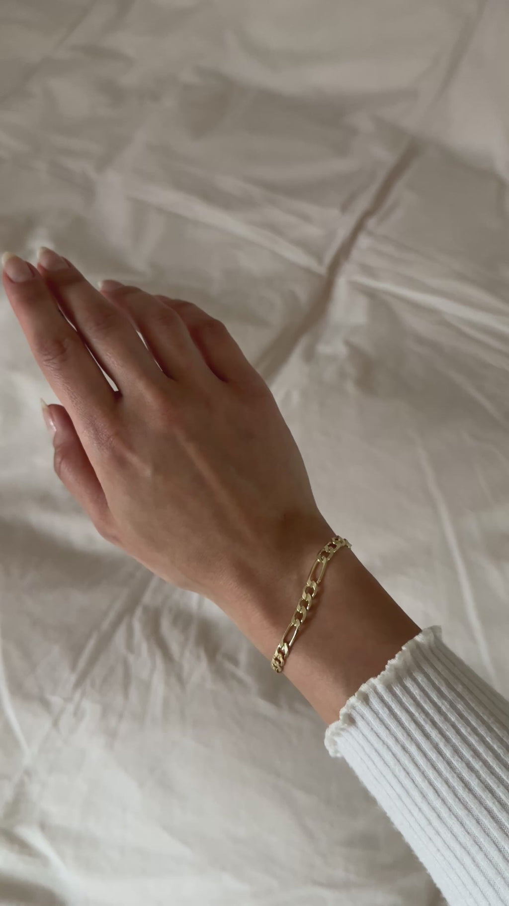 Goldfarbenes Gliederarmband im klassischen Design