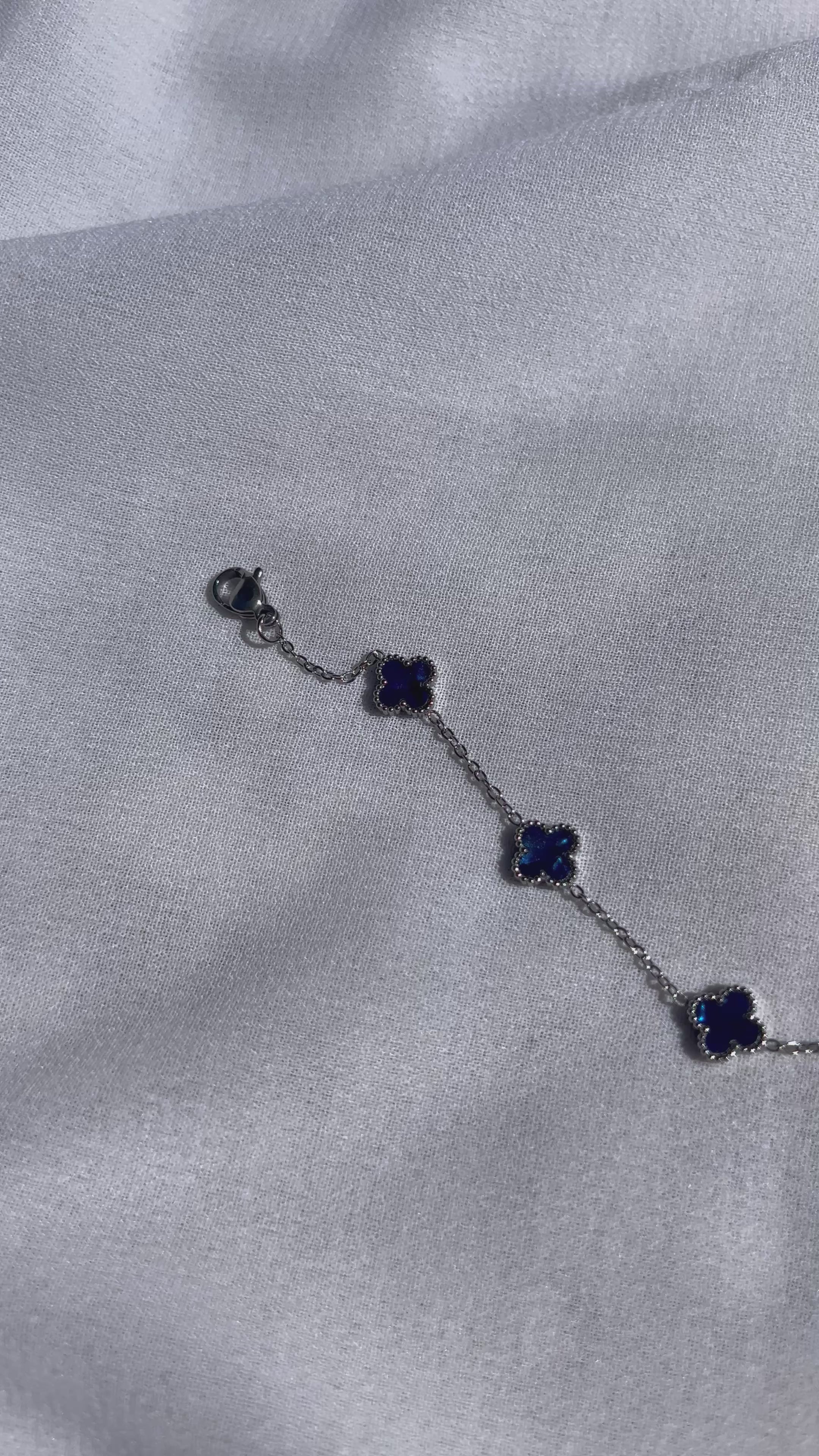Silber-königsblaues Kleeblatt Armband mit filigranen Details