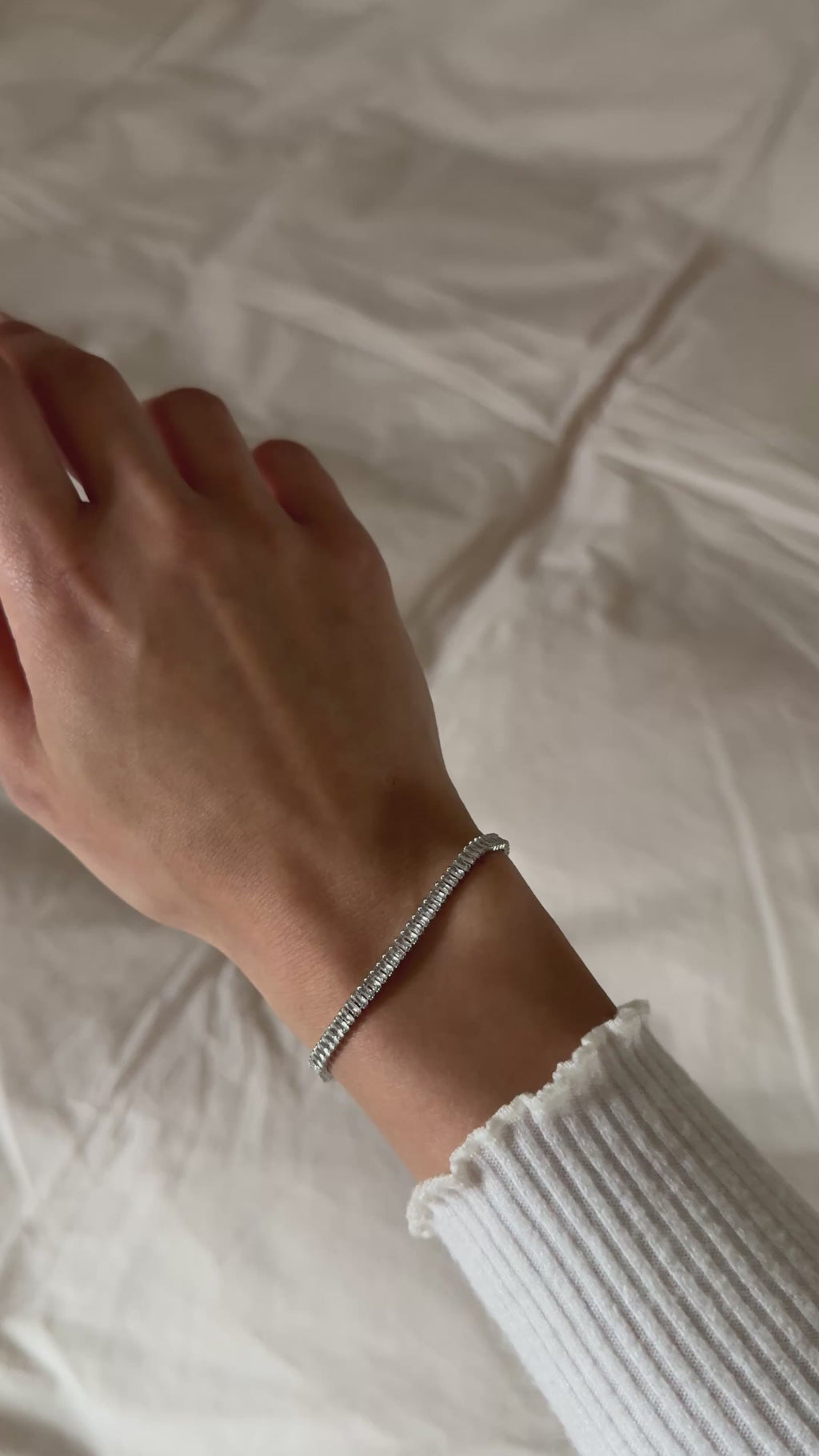 Silberfarbenes Armband mit klaren länglichen Zirkonia