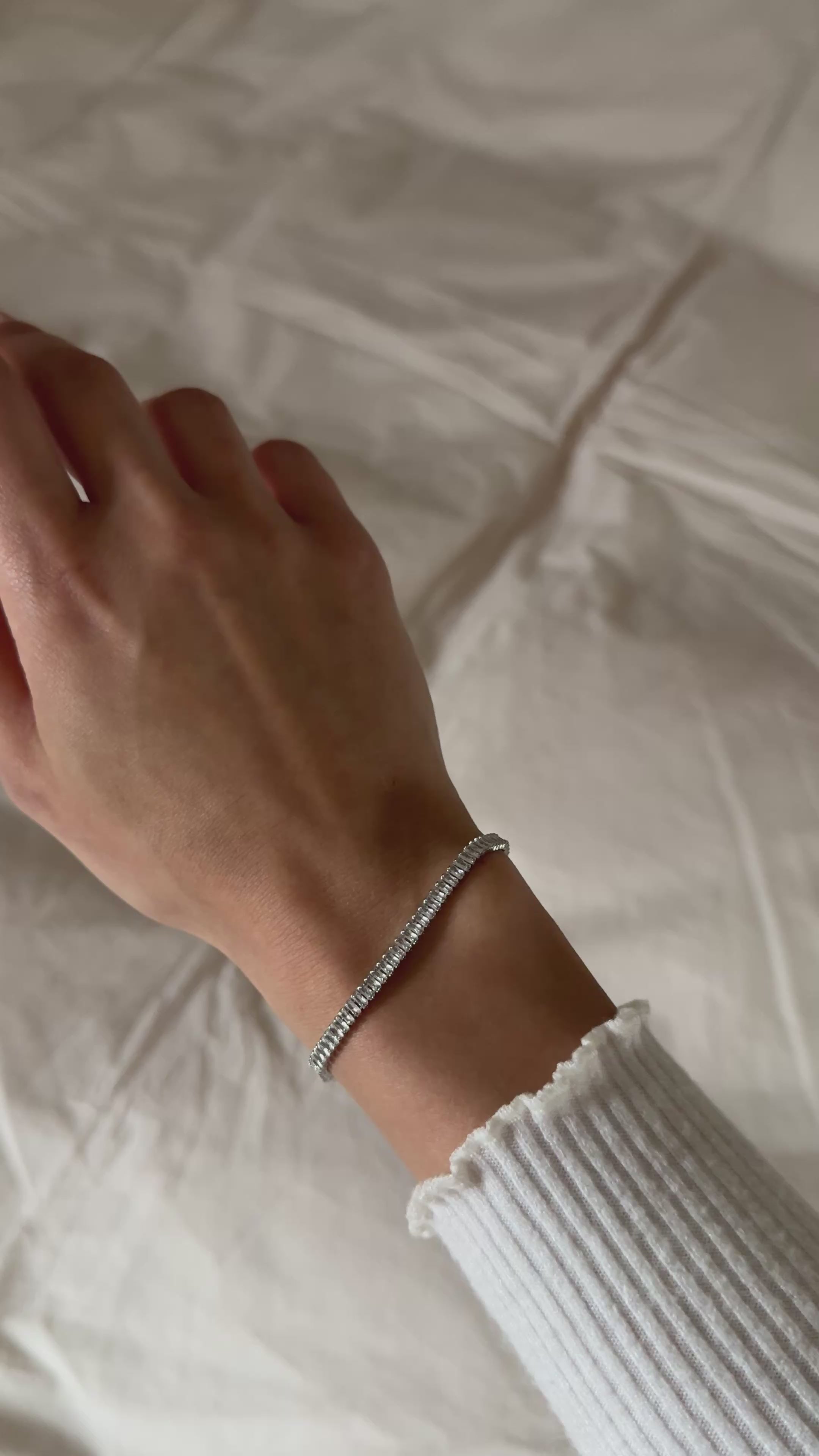 Silberfarbenes Armband mit klaren länglichen Zirkonia