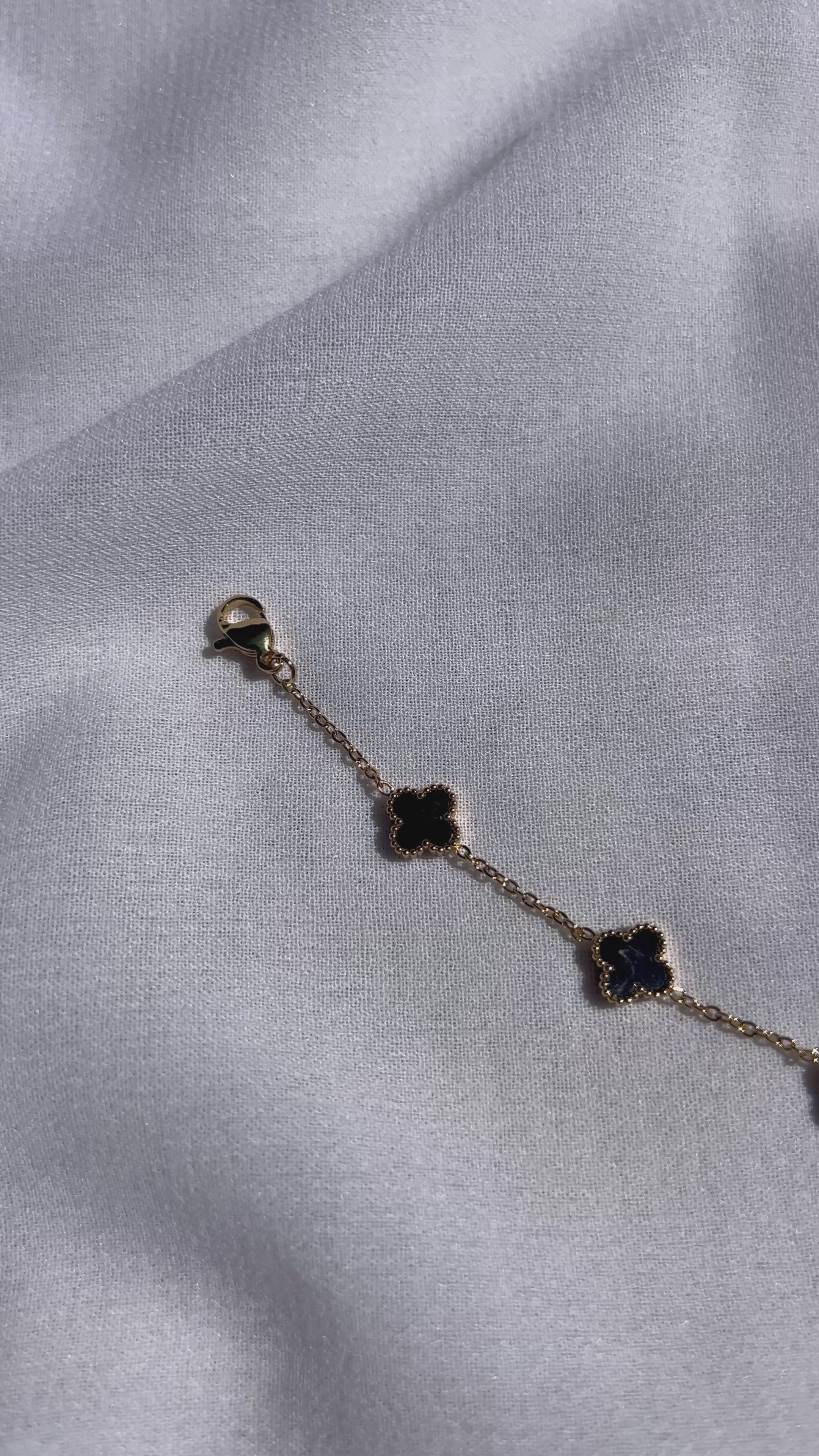 Gold-schwarzes Kleeblatt Armband mit filigranen Details
