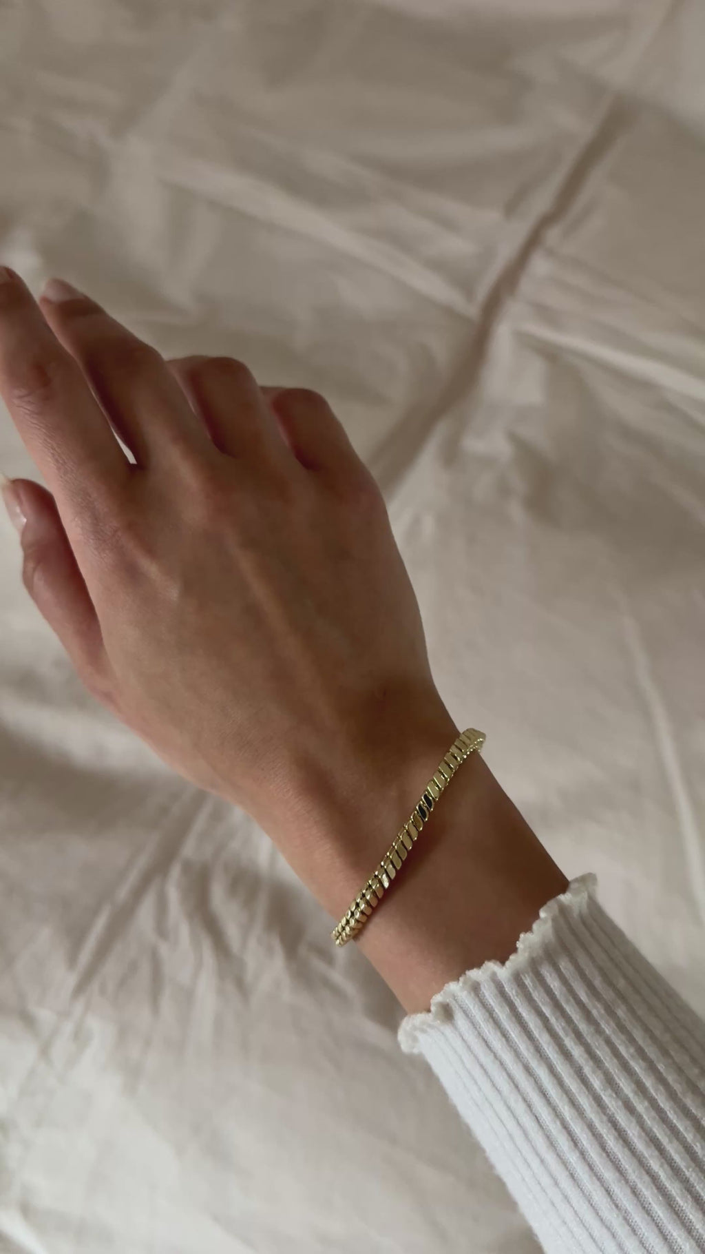 Goldfarbenes Gliederarmband mit breitem Design