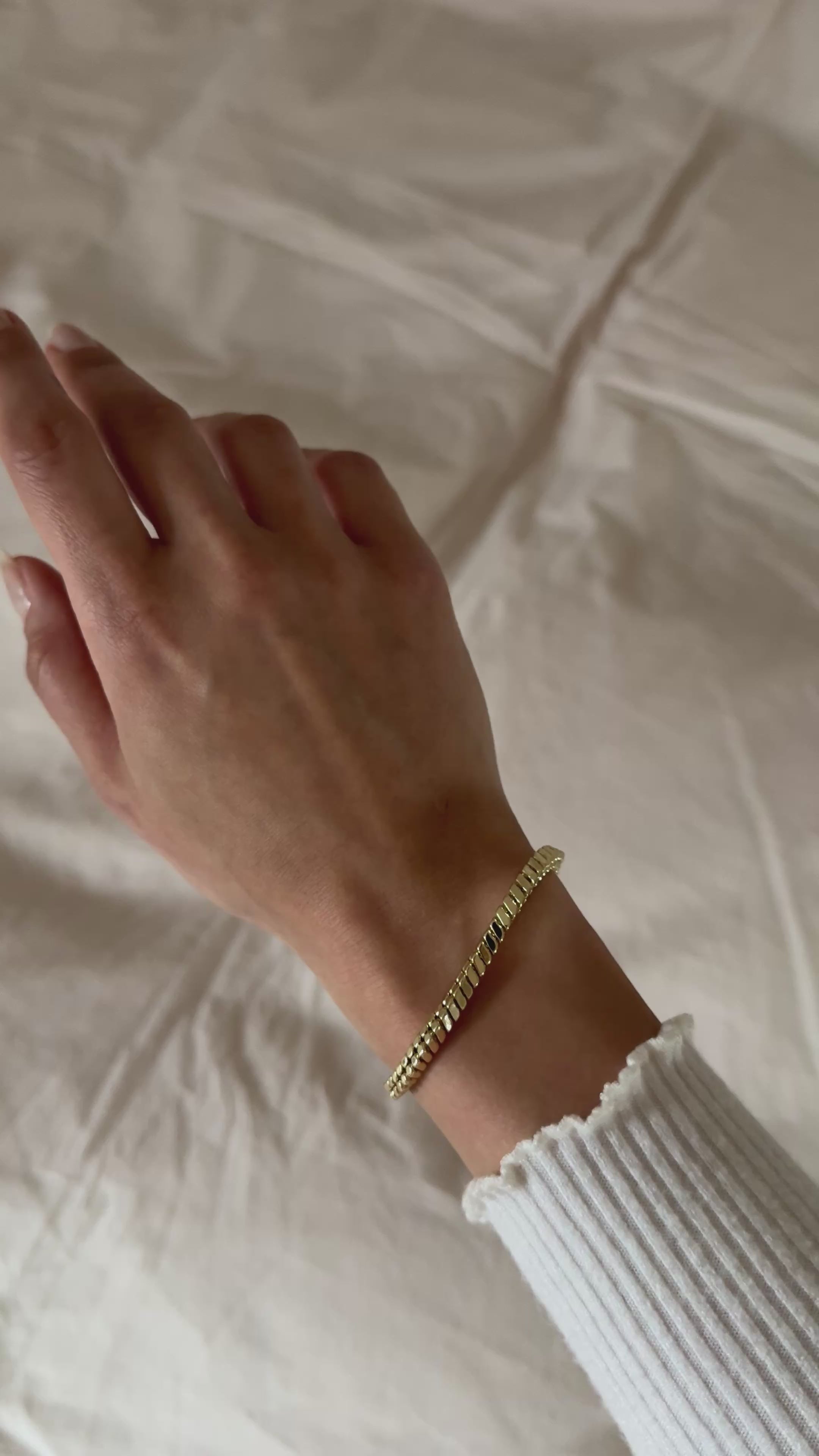 Goldfarbenes Gliederarmband mit breitem Design