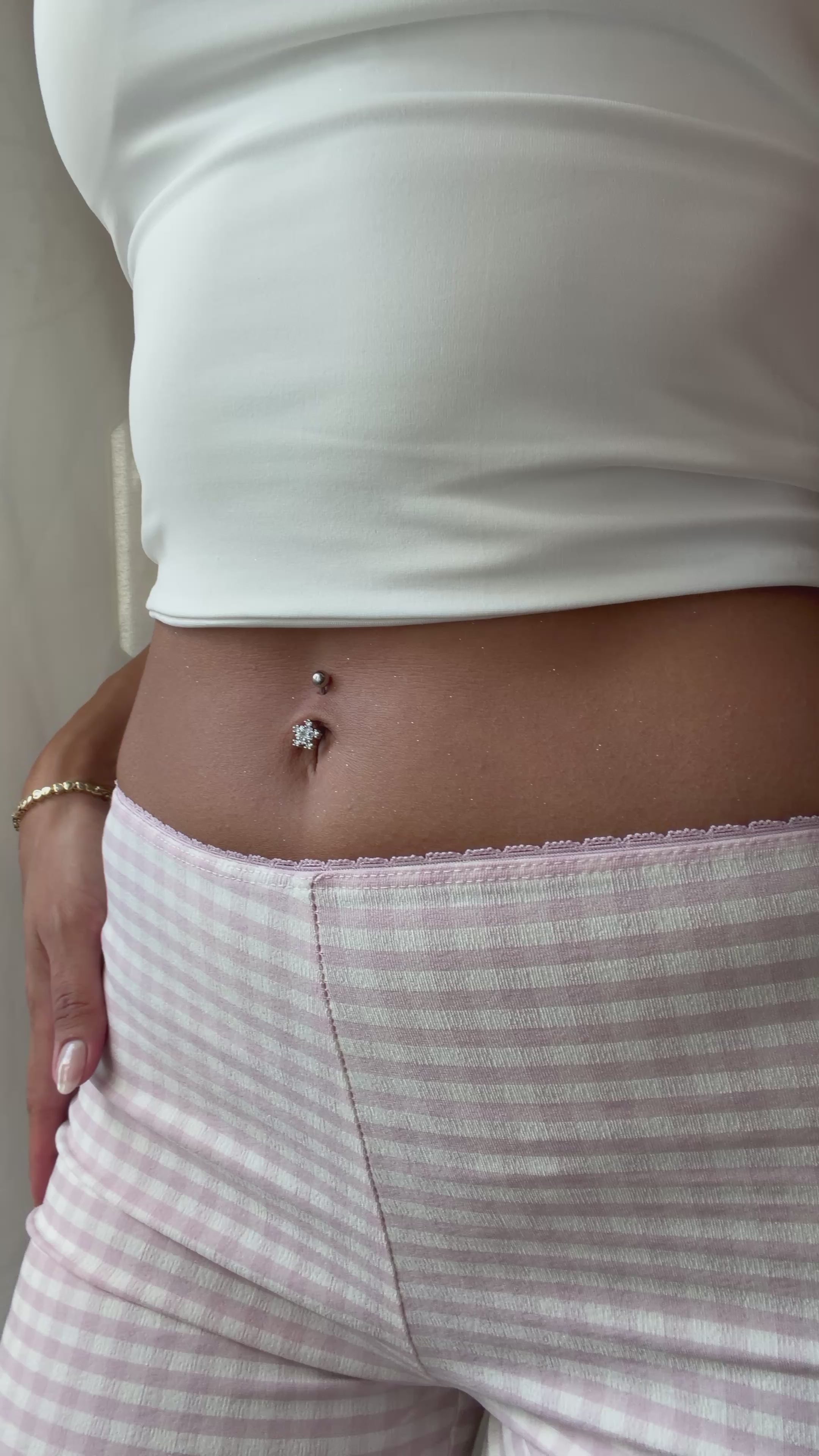 Funkelndes Schneeflocken-Bauchnabelpiercing
