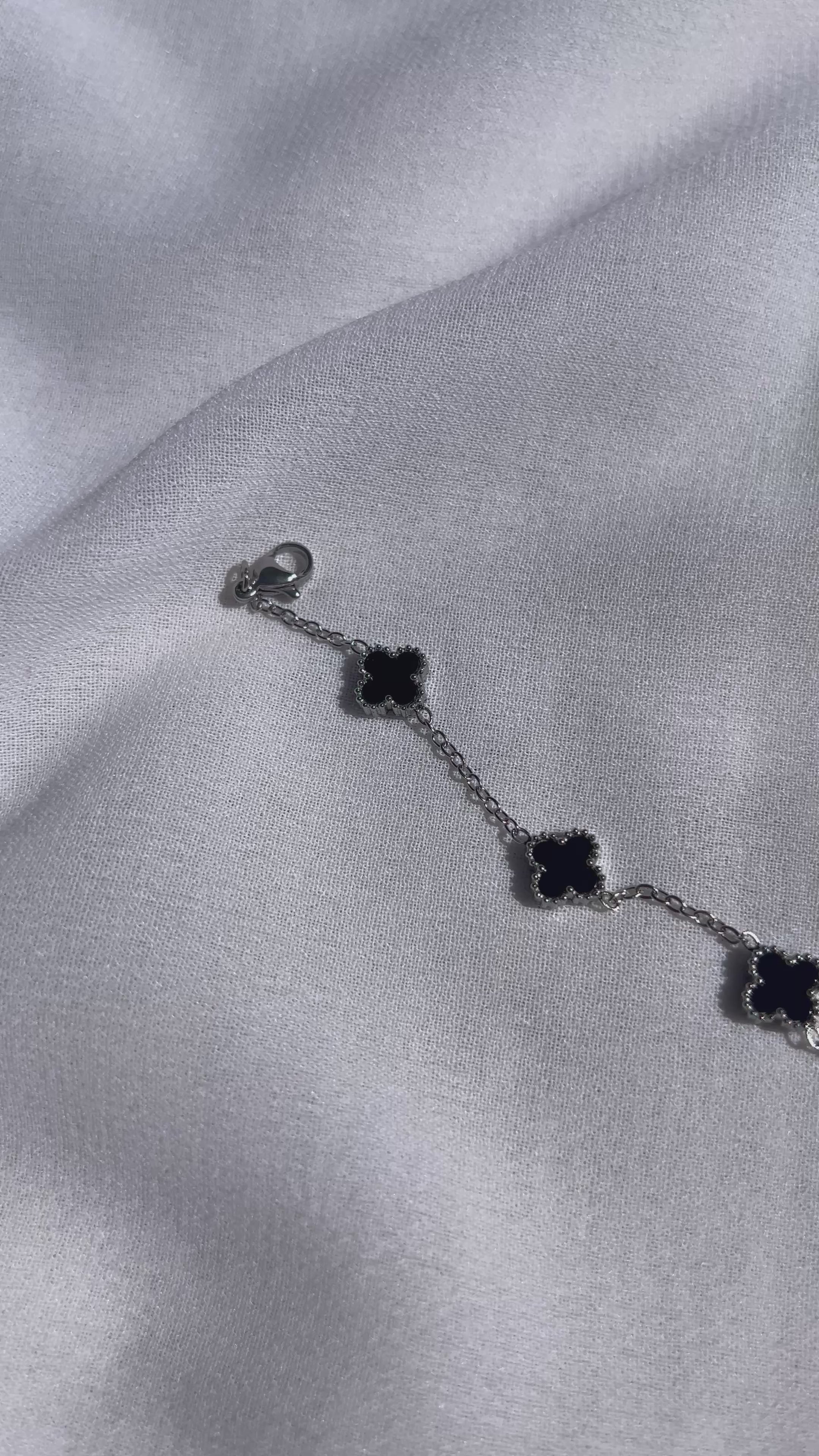 Silber-schwarzes Kleeblatt Armband mit filigranen Details