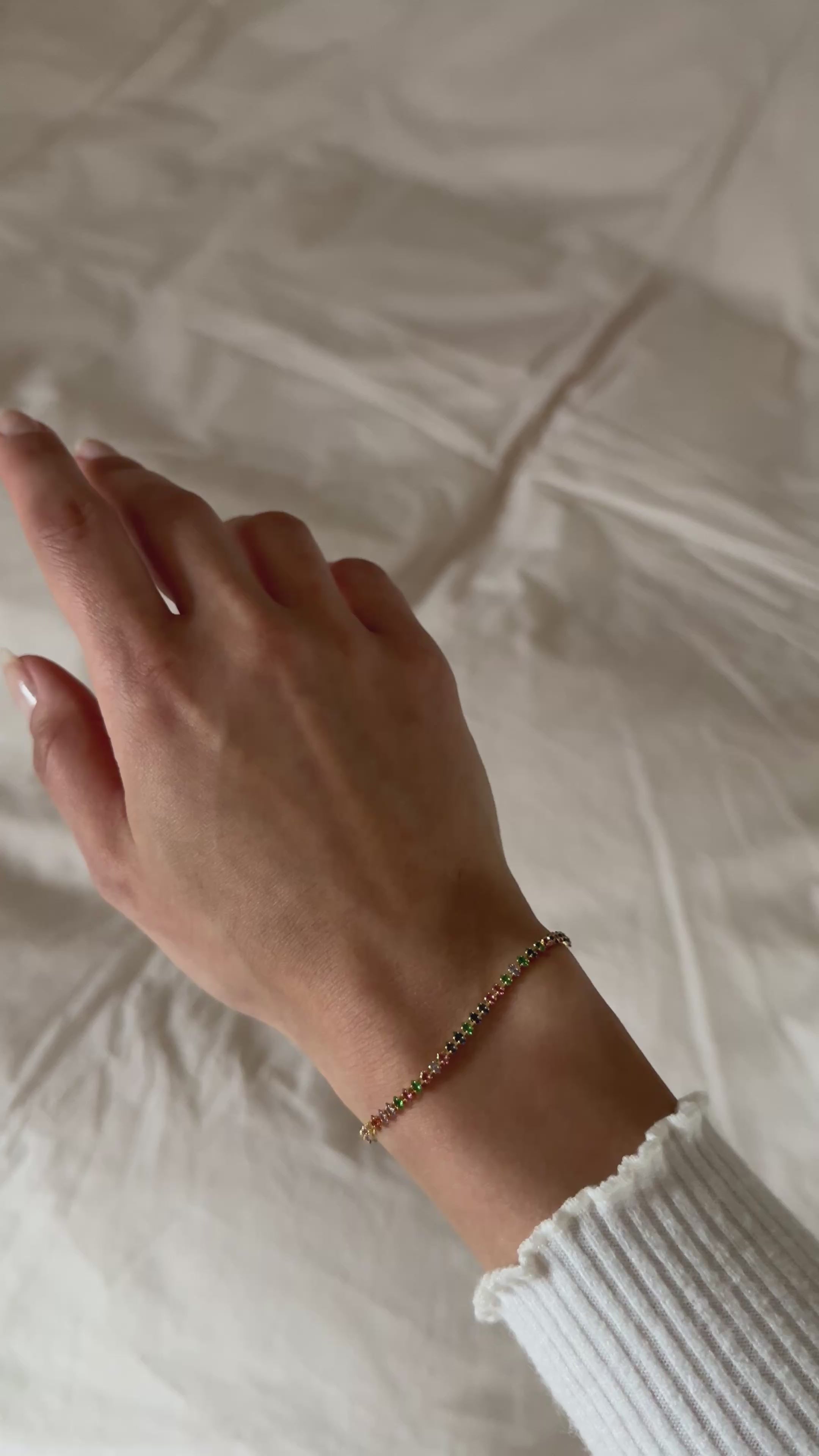 Feines goldfarbenes Armband mit bunten Zirkonia