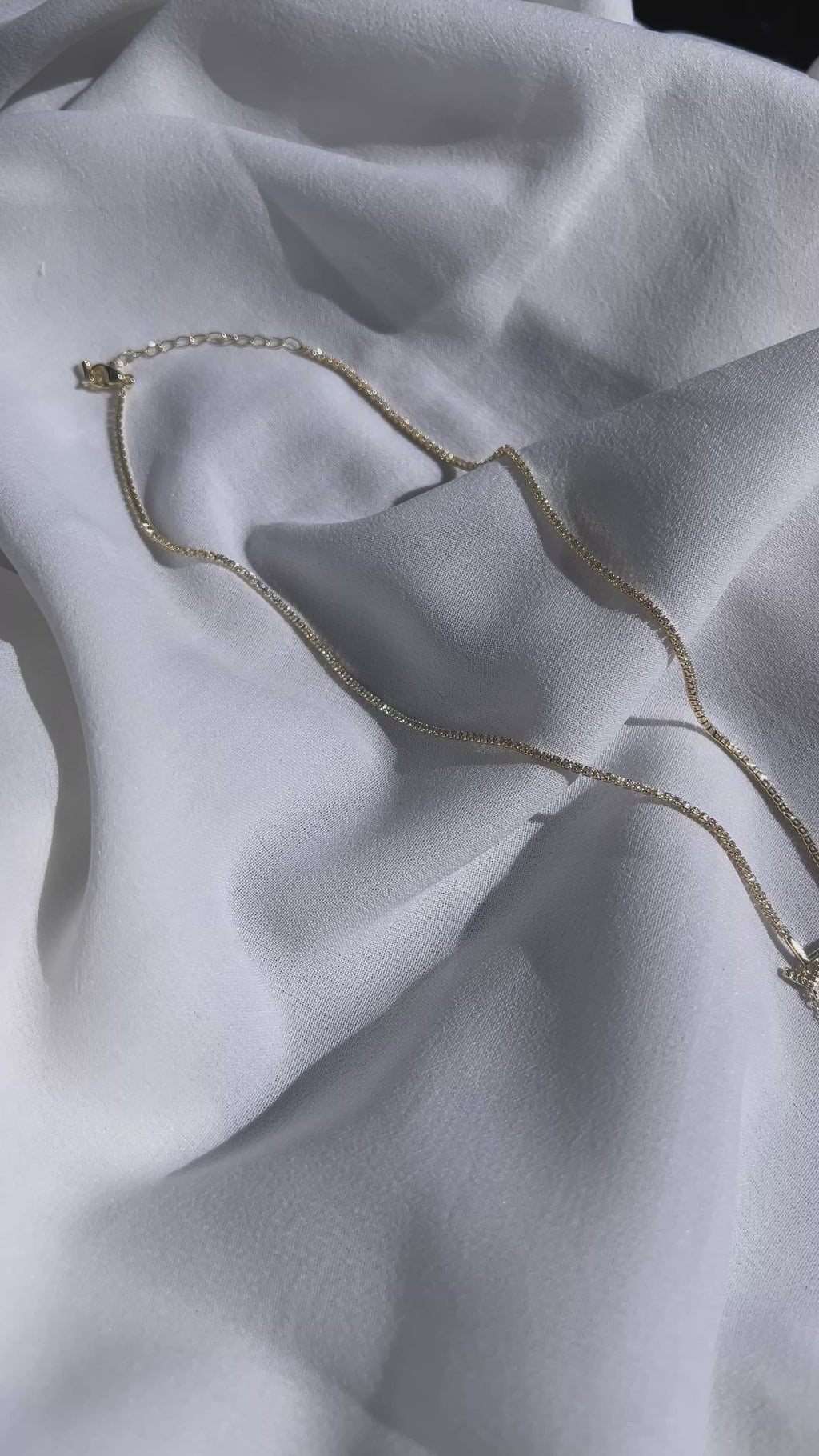 Goldfarbene Y-Kette mit filigranen Anhängern