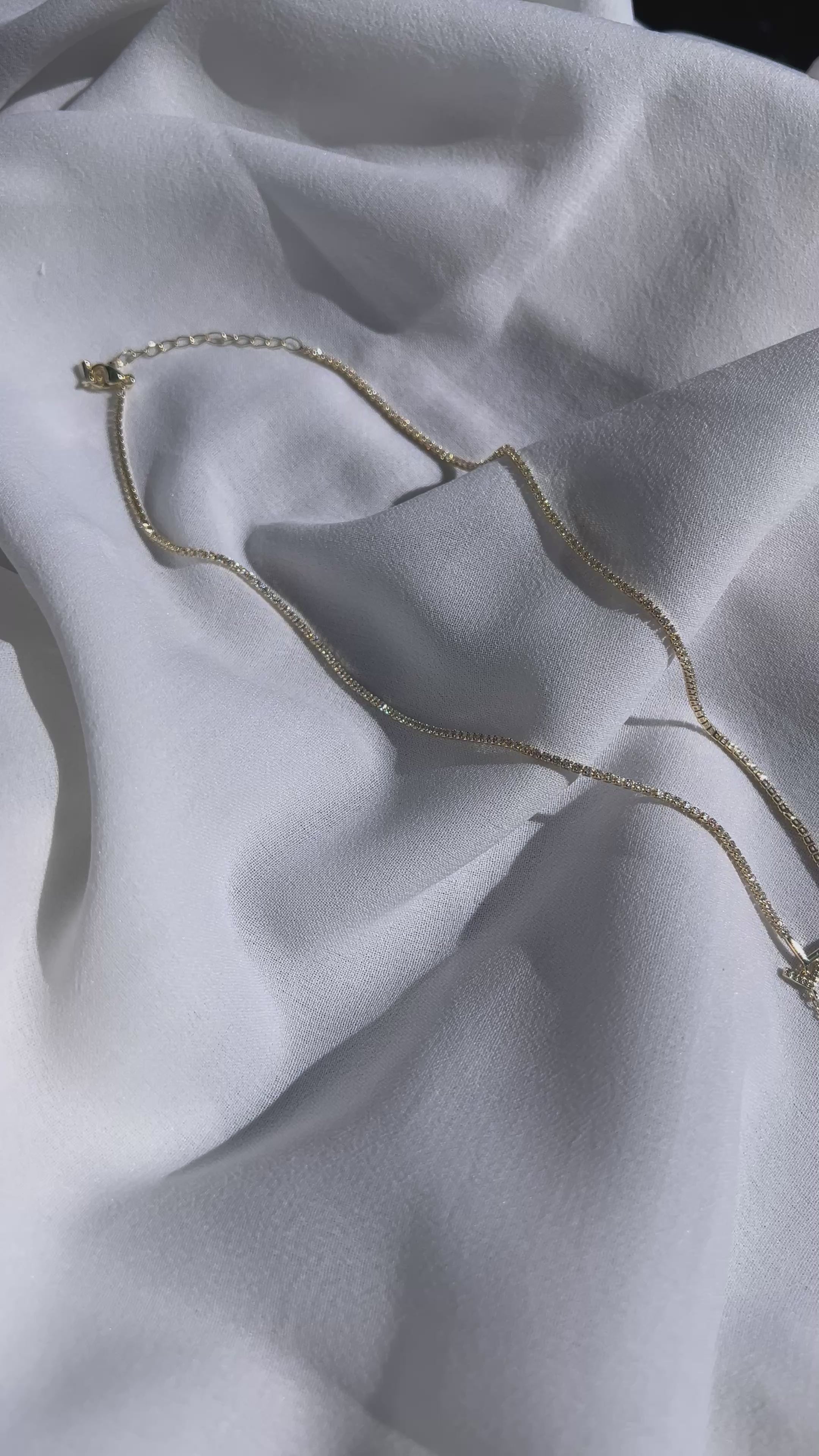 Goldfarbene Y-Kette mit filigranen Anhängern