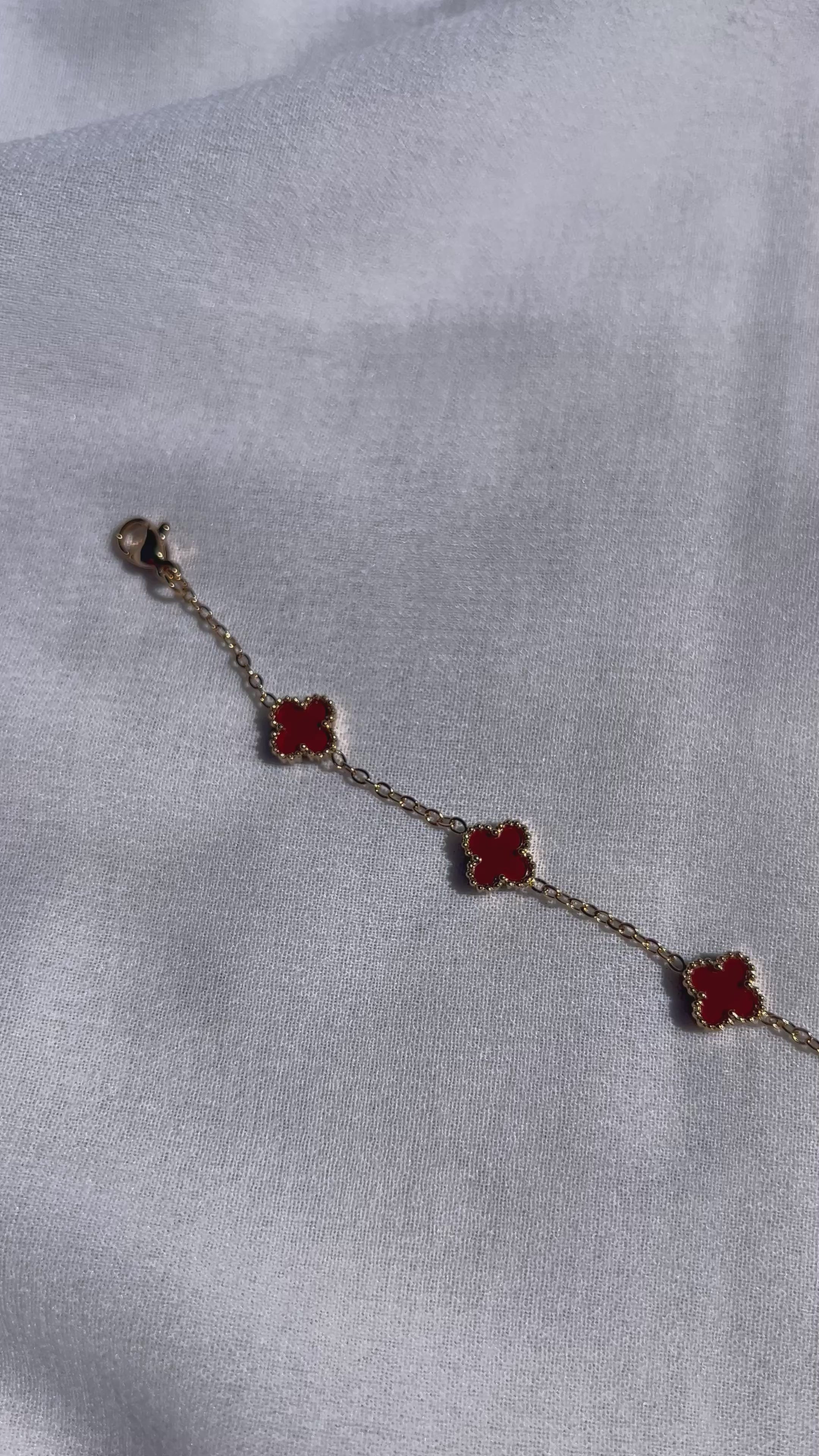 Gold-bordeauxfarbenes Kleeblatt Armband mit filigranen Details