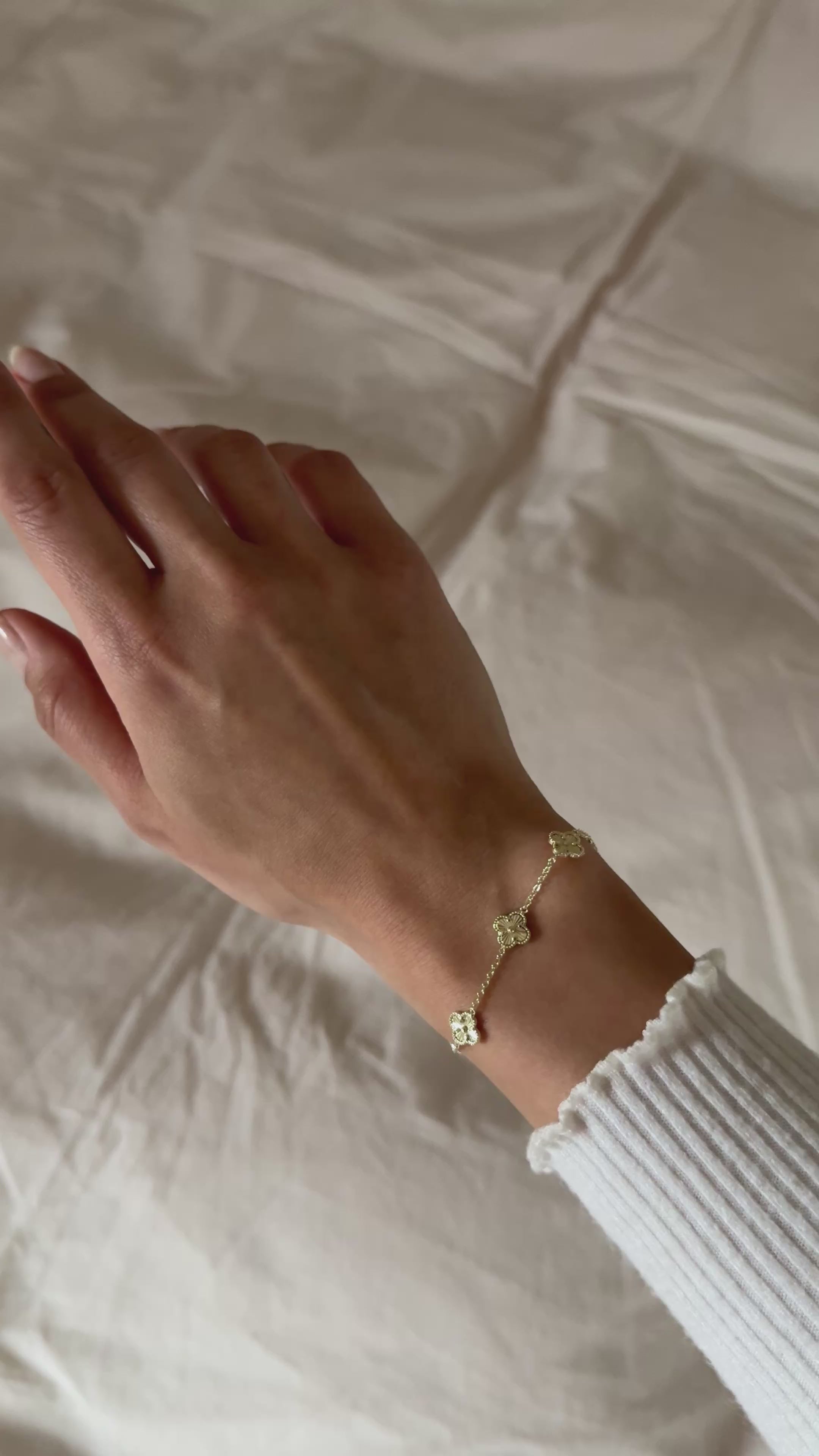 Goldfarbenes Kleeblatt Armband mit filigranen Details