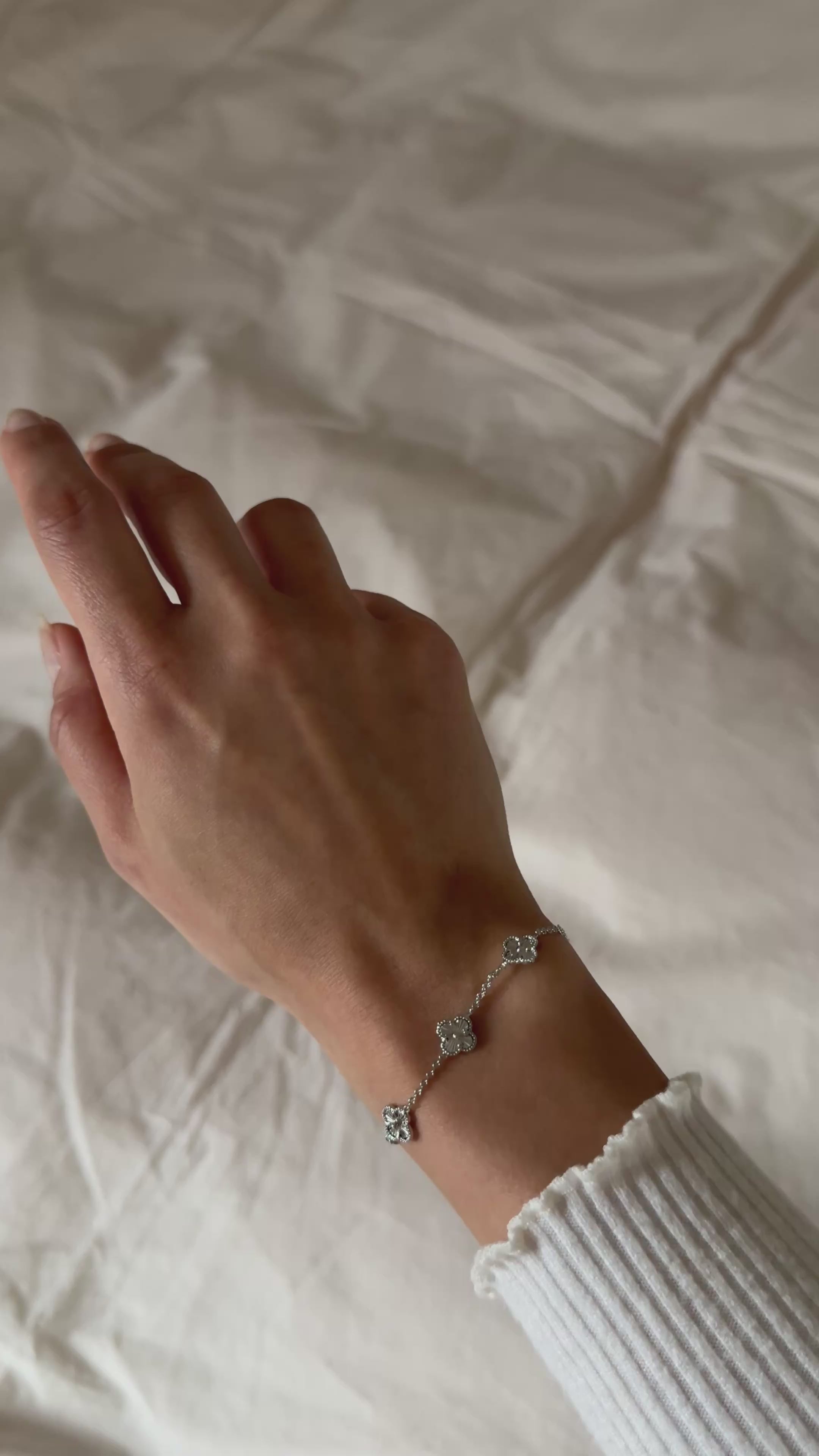 Silberfarbenes Kleeblatt Armband mit filigranen Details