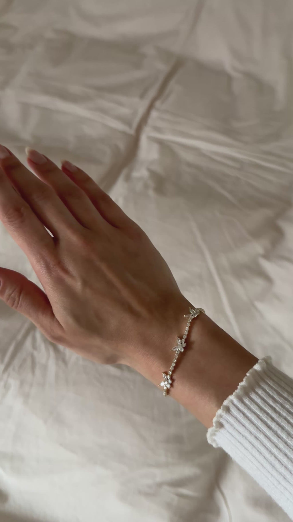 Goldfarbenes Schmetterlingsarmband mit Zirkonia