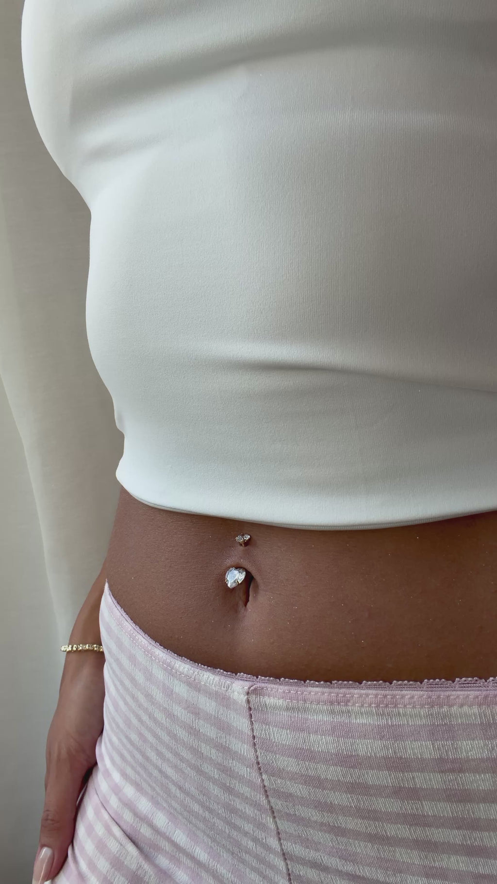 Funkelndes Herz-Bauchnabelpiercing